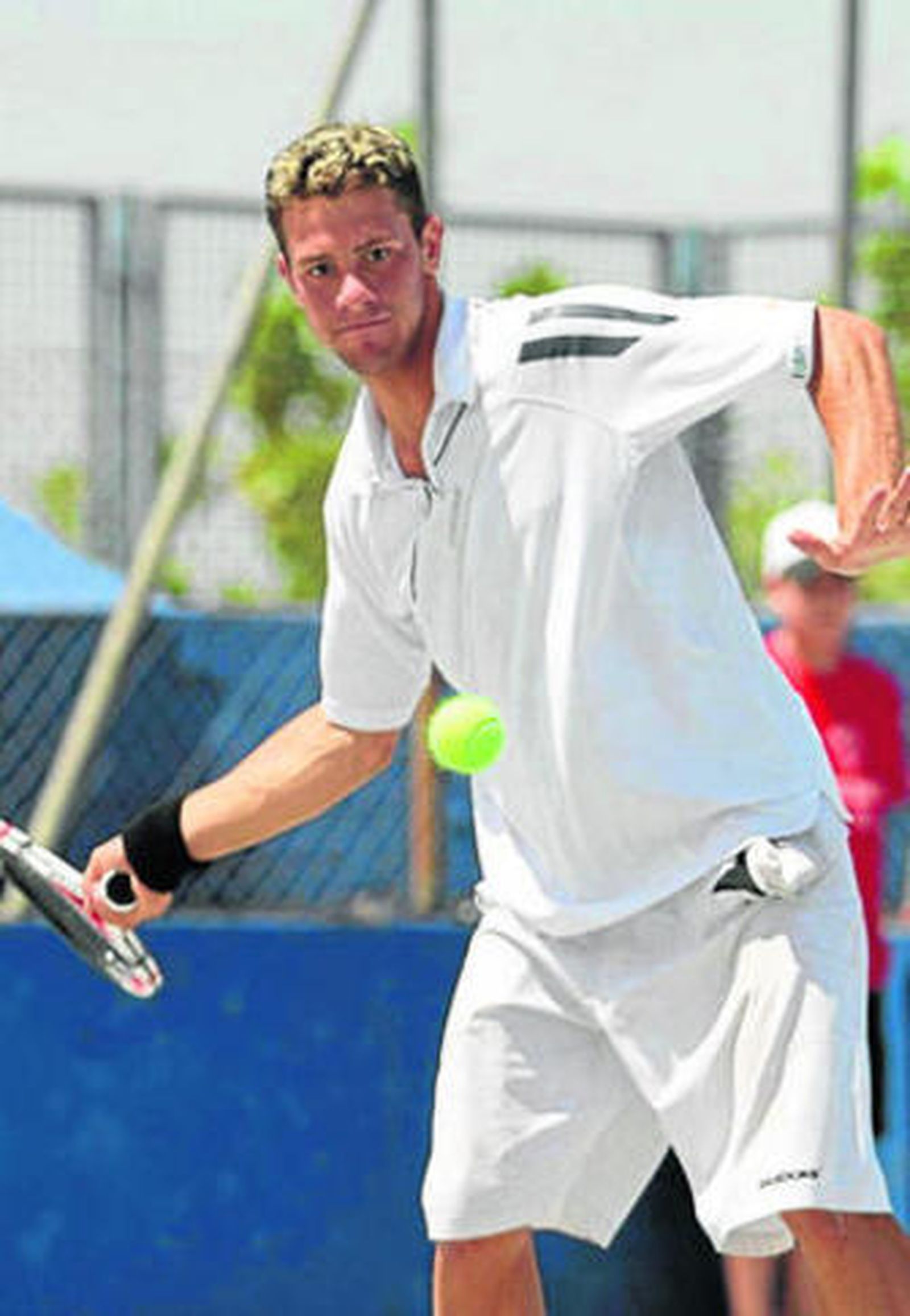 Ricardo Ojeda golpea la bola durante la final disputada ayer.