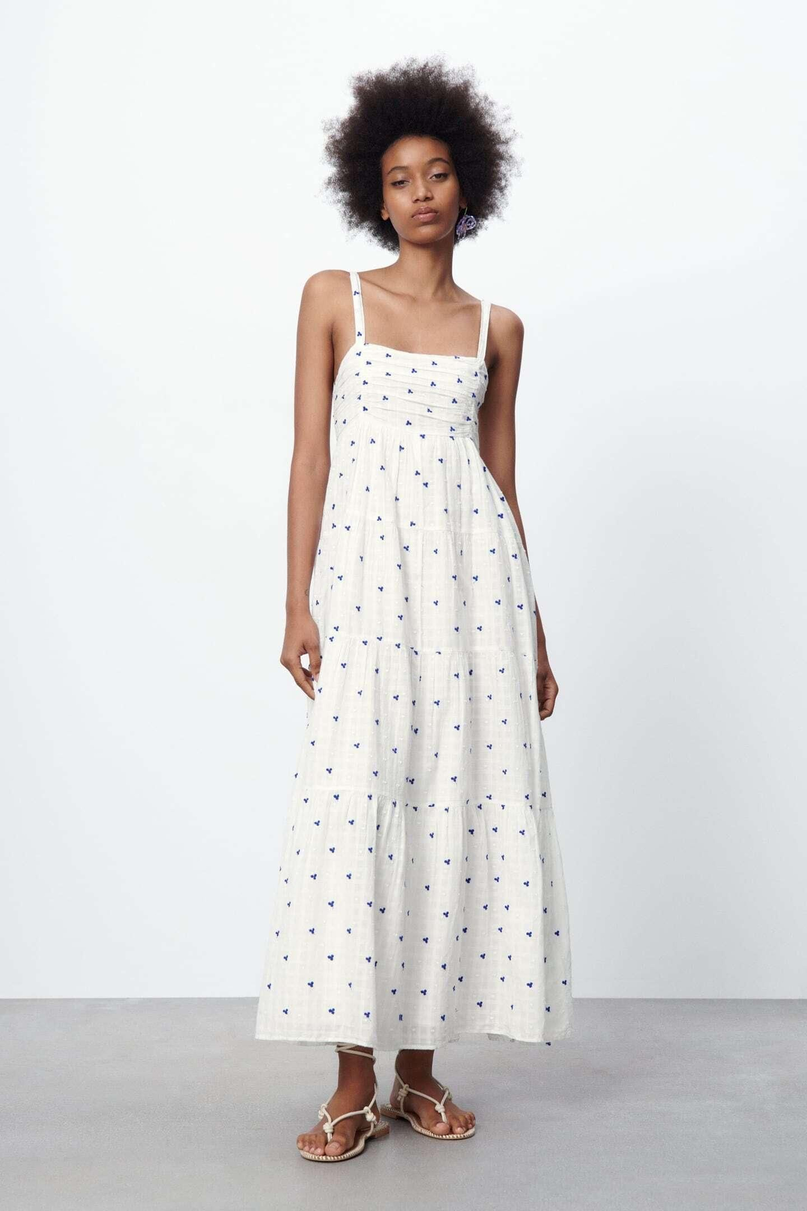 El vestido de verano de tirantas de Zara. El vestido de verano de tirantas de Zara.
