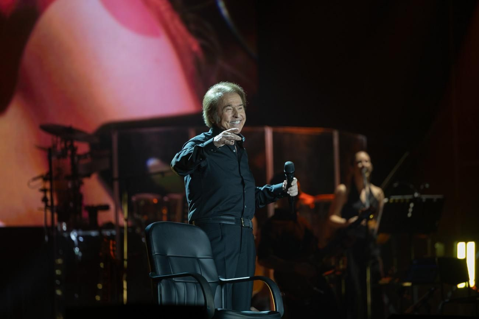 Así se disfruta en Jaén del concierto de Raphael, "Raphaelísimo"