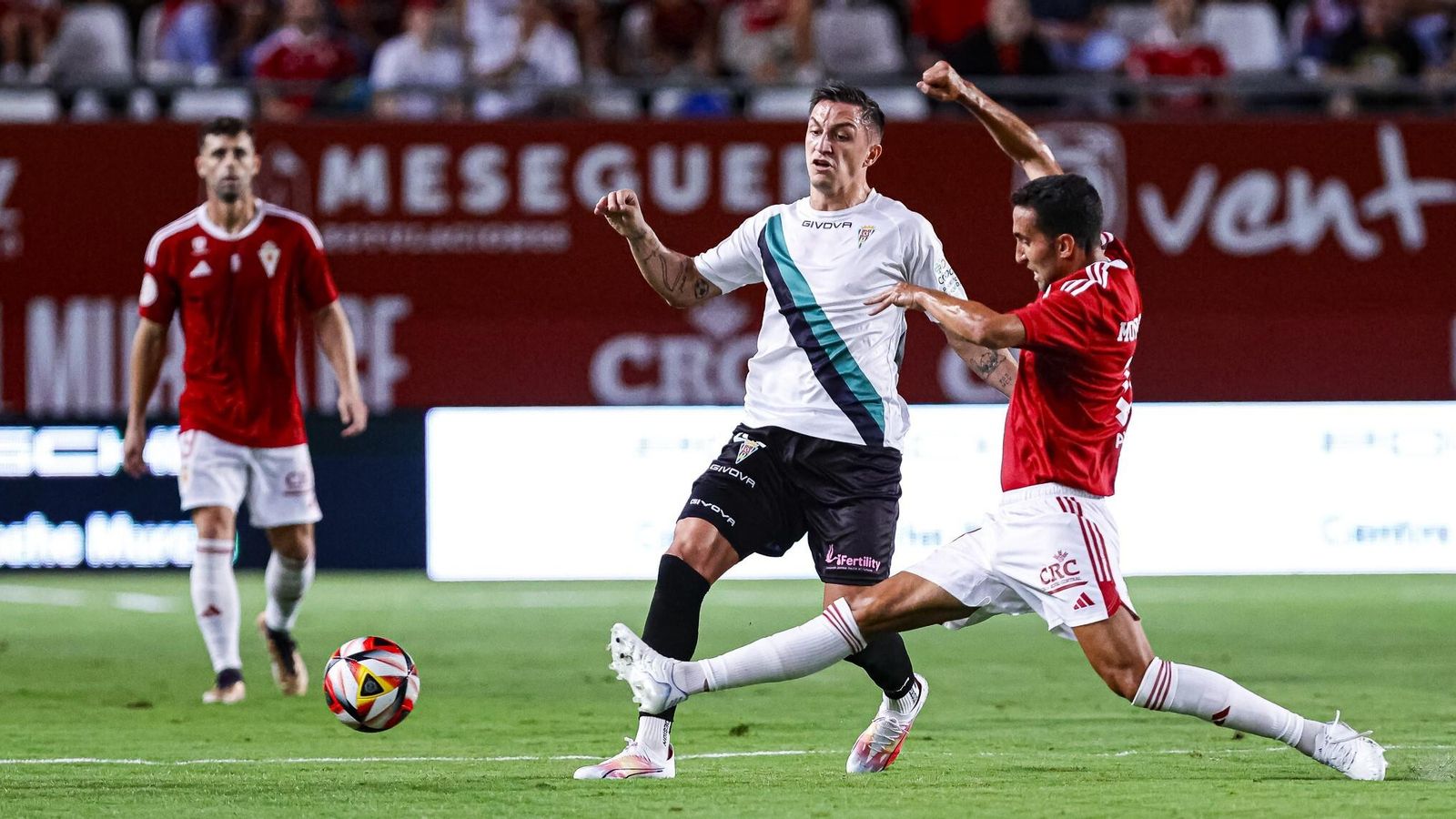 Carracedo pugna por el balón con Montoro en el Real Murcia - Córdoba CF.