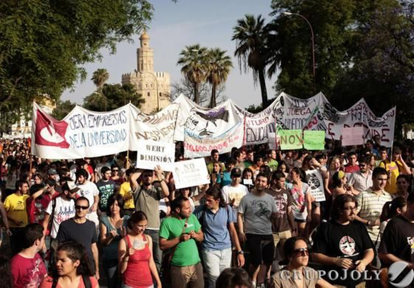 Miles de estudiantes se manifestaron por las calles de Sevilla.

Foto: Juan Carlos Muñoz
