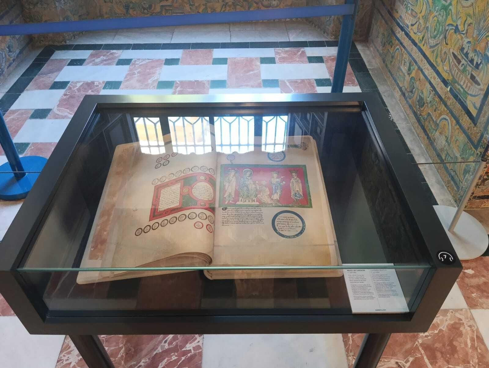 El Real Alcázar de Sevilla acoge reúne una treintena de códices iluminados realizados entre los siglos XII y XVI en una exposición.