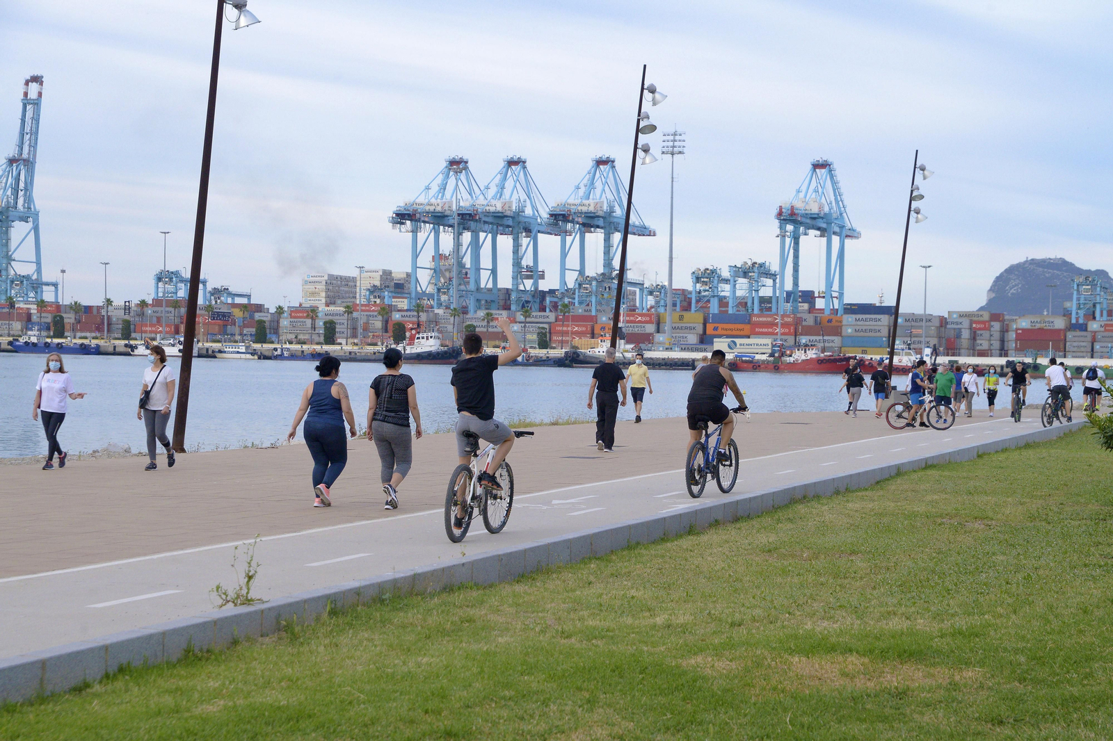 Fotos de gente corriendo por la tarde-noche en Algeciras