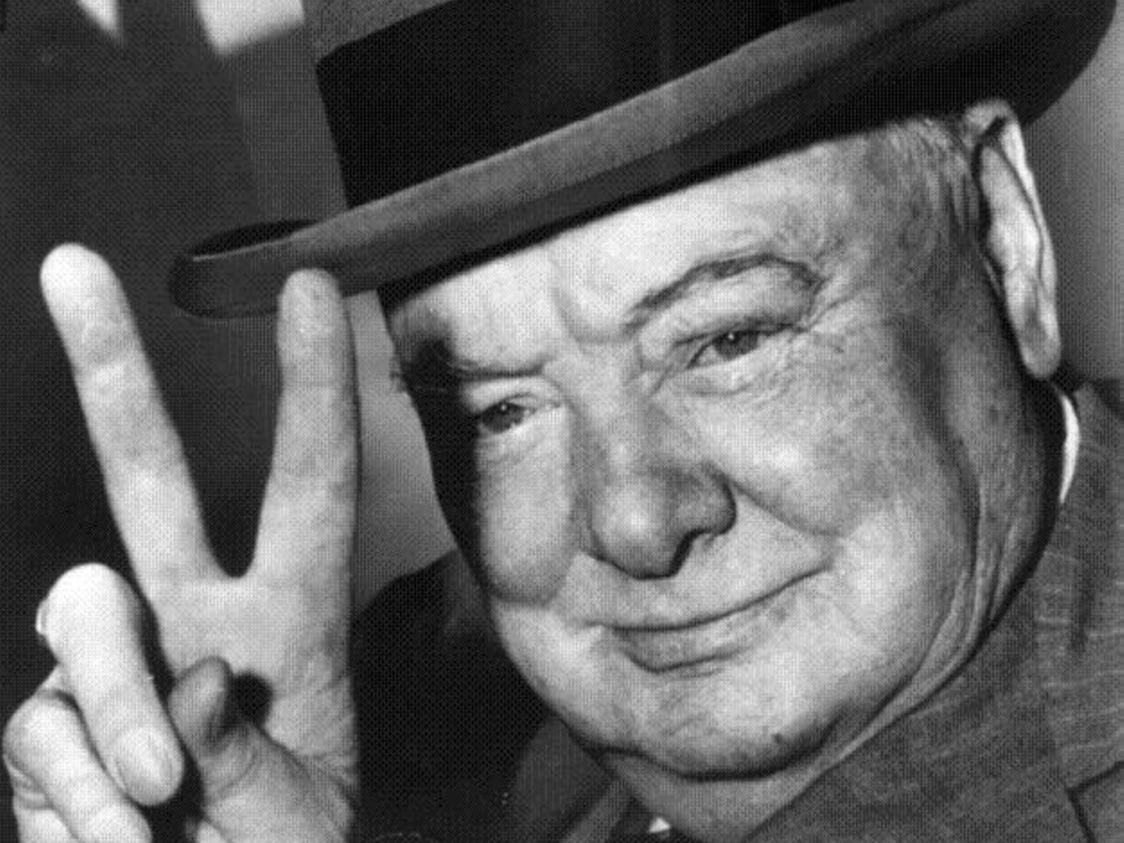 Winston Churchill haciendo el célebre gesto de la victoria