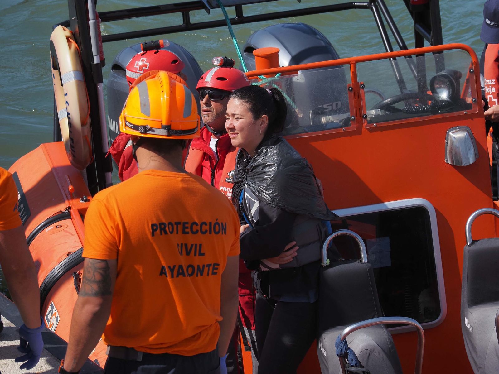 Las mejores imágenes del choque entre un ferry y un pesquero en medio del Guadiana