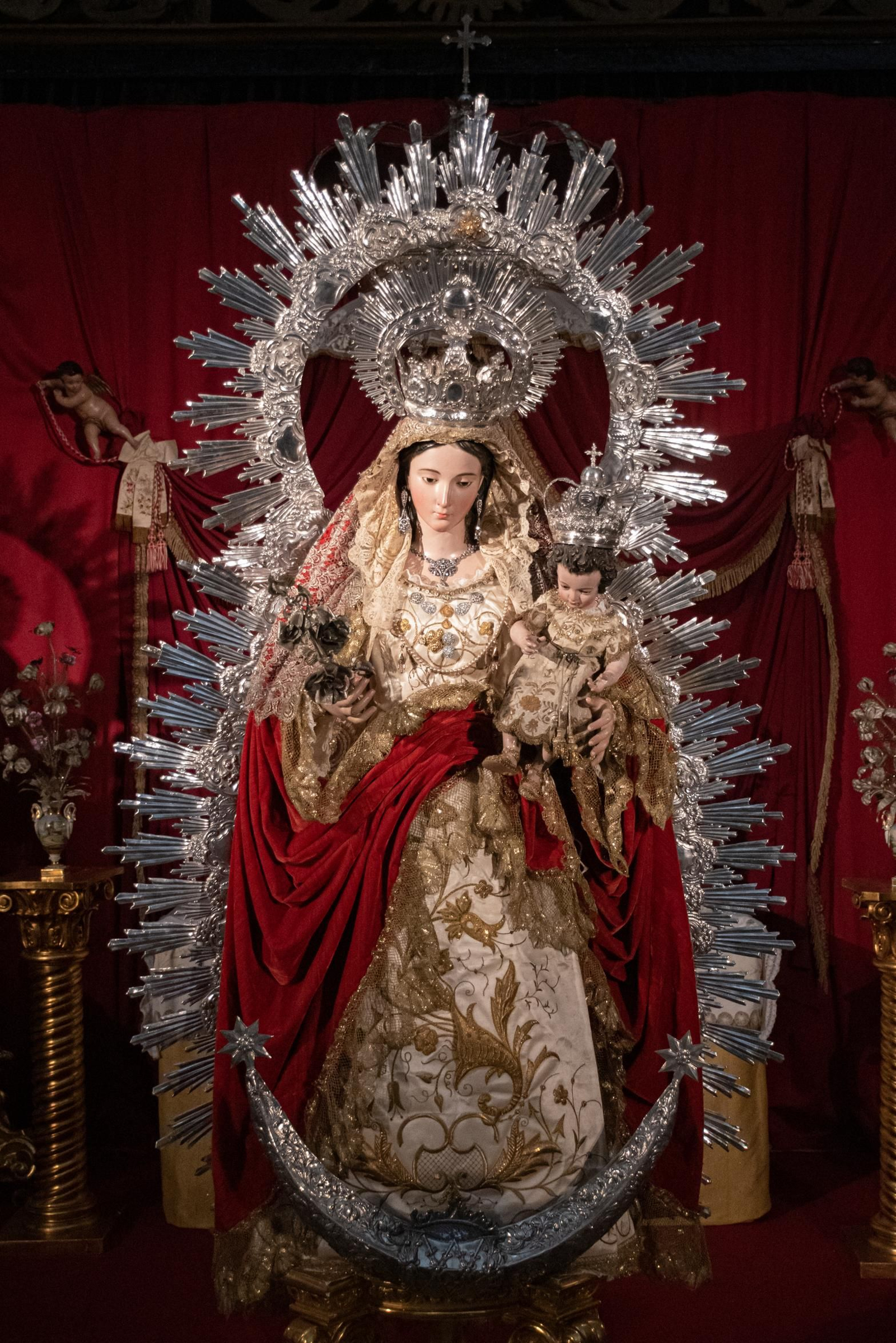La imponente imagen de la Virgen del Amor