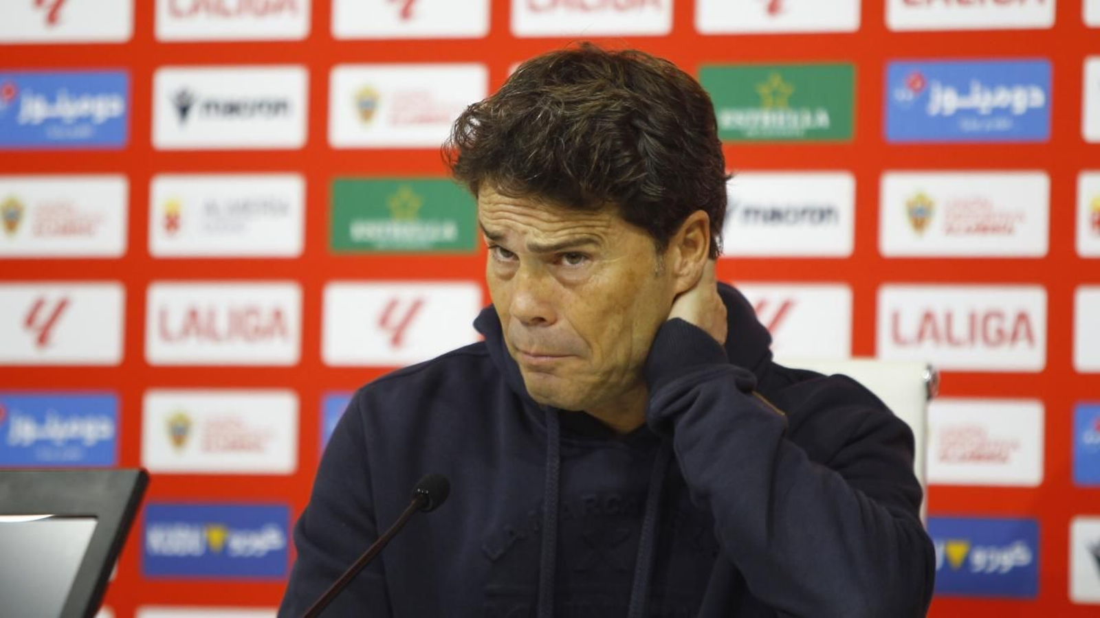 El técnico rojiblanco, contrariado en sala de prensa.