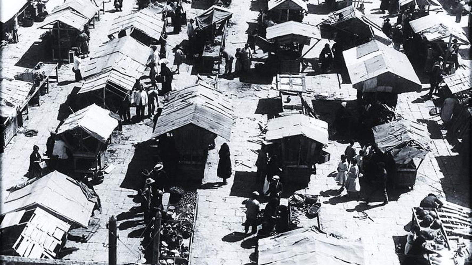 3. El primitivo mercado de abastos, que en el siglo XIX había sido una notable mejora, pudo ocupar el centro de la plaza baja al pasar a otros lugares las otras actividades con las que había compartido espacio en los siglos XVIII y XIX.