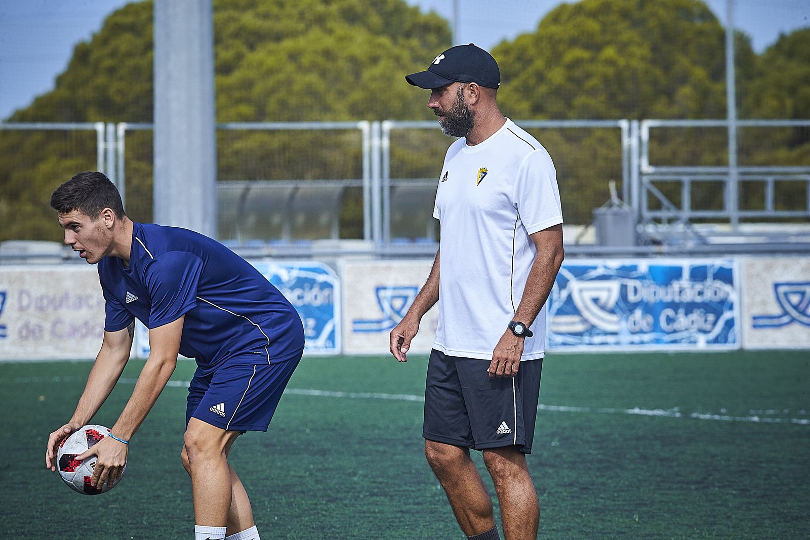Moi, uno de los pesos pesados del equipo, baja el balón ante la mirada de Raúl López.