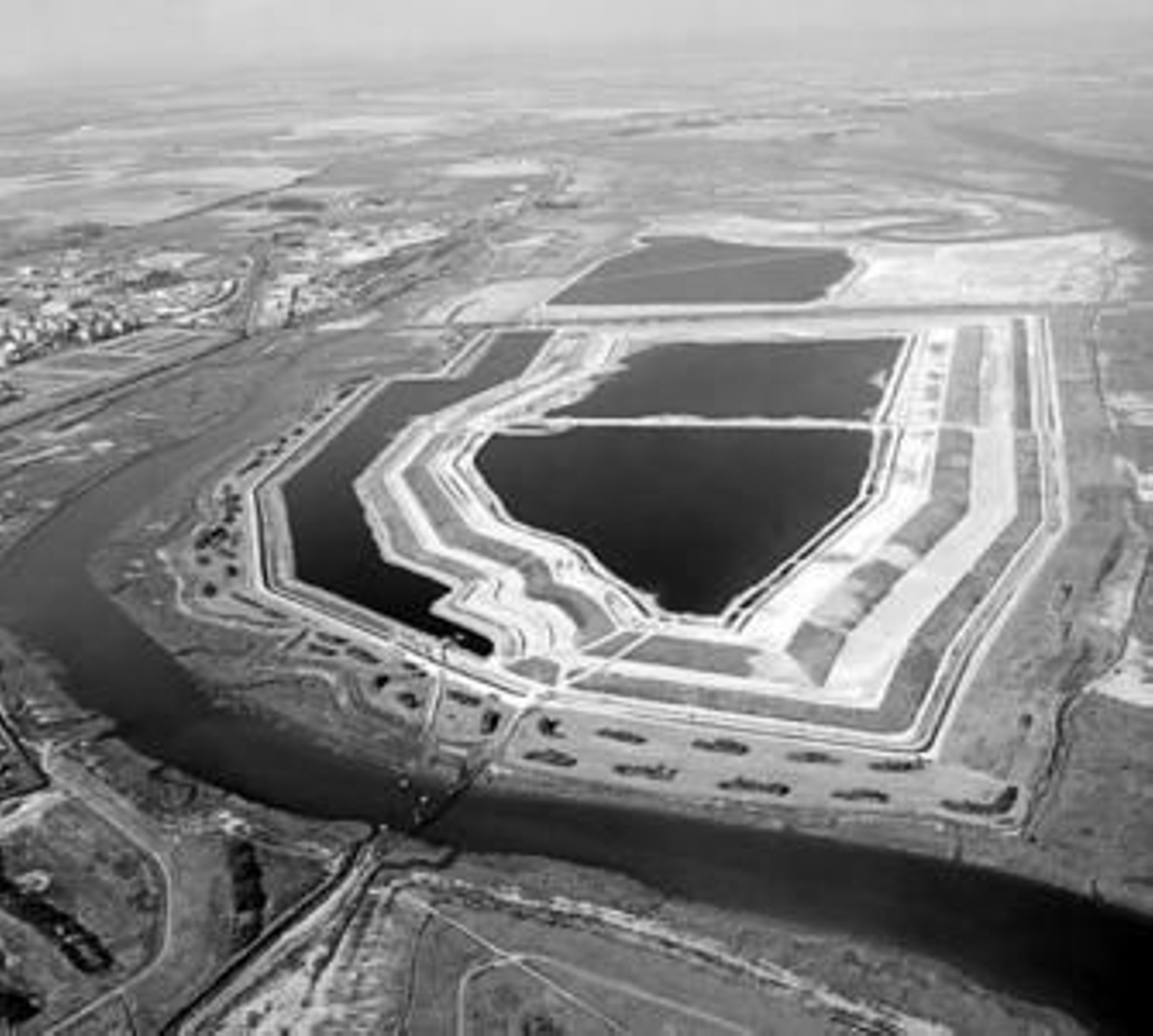 Vista aérea de las balsas de fosfoyesos que la empresa Fertiberia tiene en las marismas del Rincón.