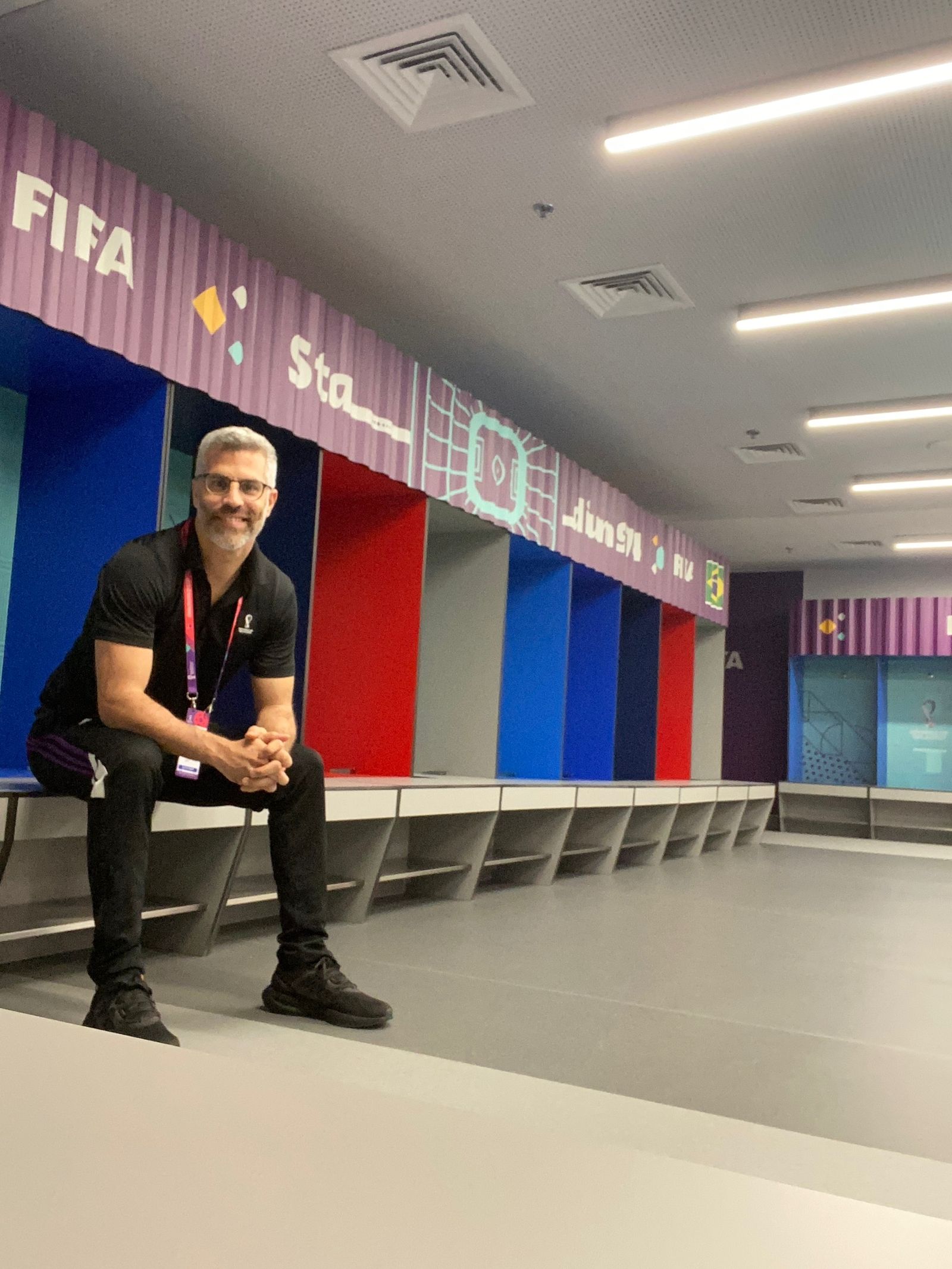 Sojo, en los vestuarios de uno de los equipos en el 974 Stadium