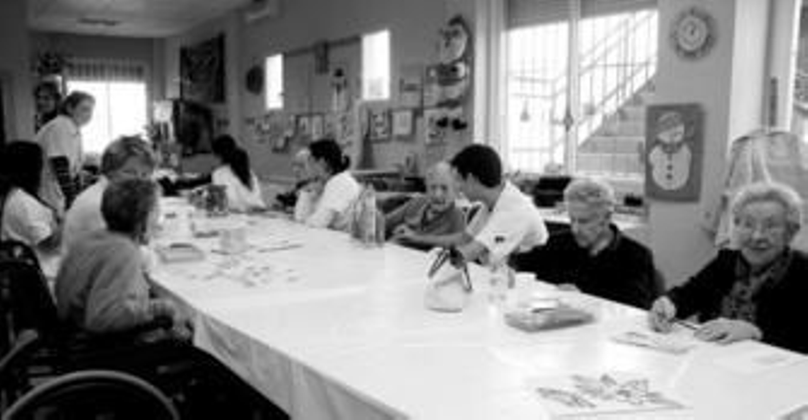 Un grupo de mujeres realiza manualidades en el aula de actividades de la residencia de La Orden acompañadas por monitores y psicólogos. Un grupo de mujeres realiza manualidades en el aula de actividades de la residencia de La Orden acompañadas por monitores y psicólogos.