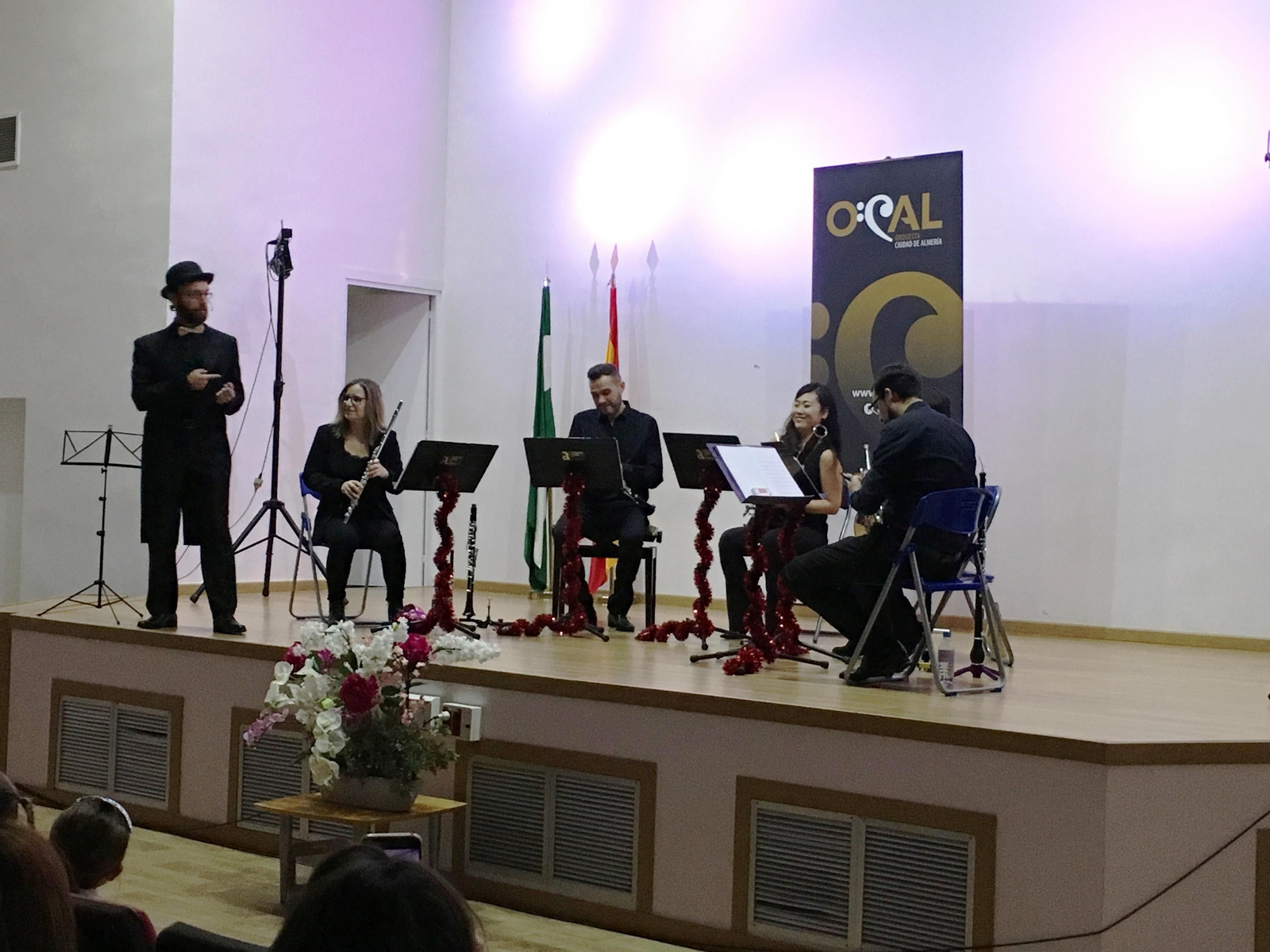 Carlos López Pardo como narrador dirigiéndose al público.