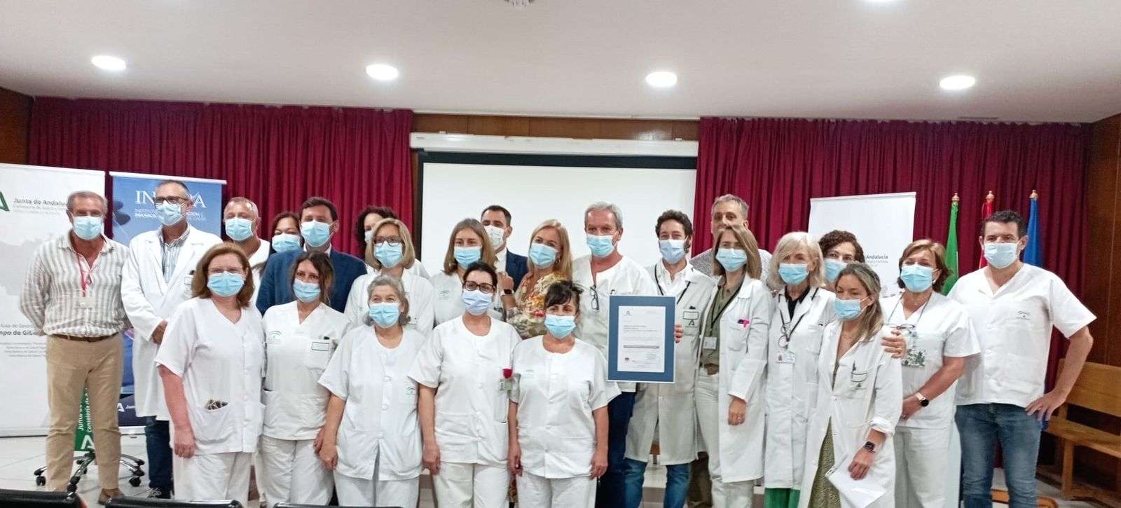 Personal del Punta Europa, con el certificado de la Agencia de Calidad Sanitaria de Andalucía