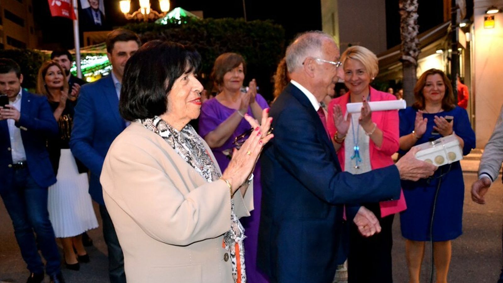 .Gabriel Amat accionó el alumbrado de las fiestas.