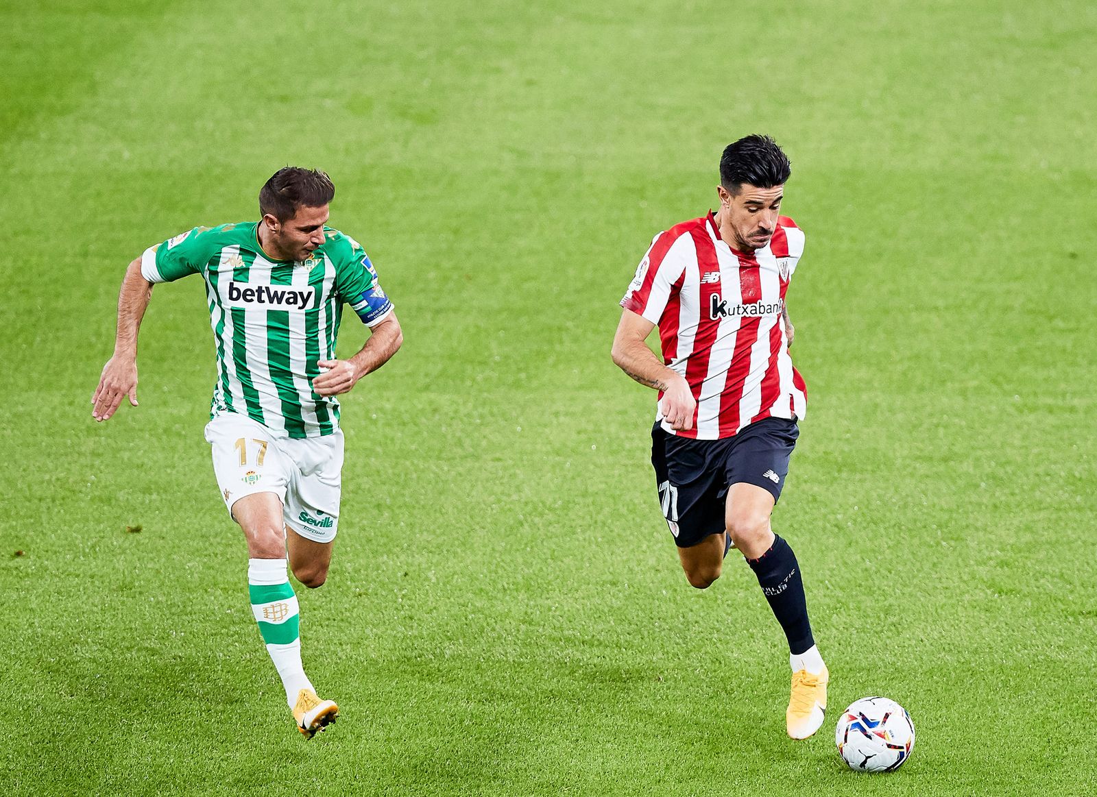 Joaquín persigue a Yuri Berchiche en una internada del lateral.