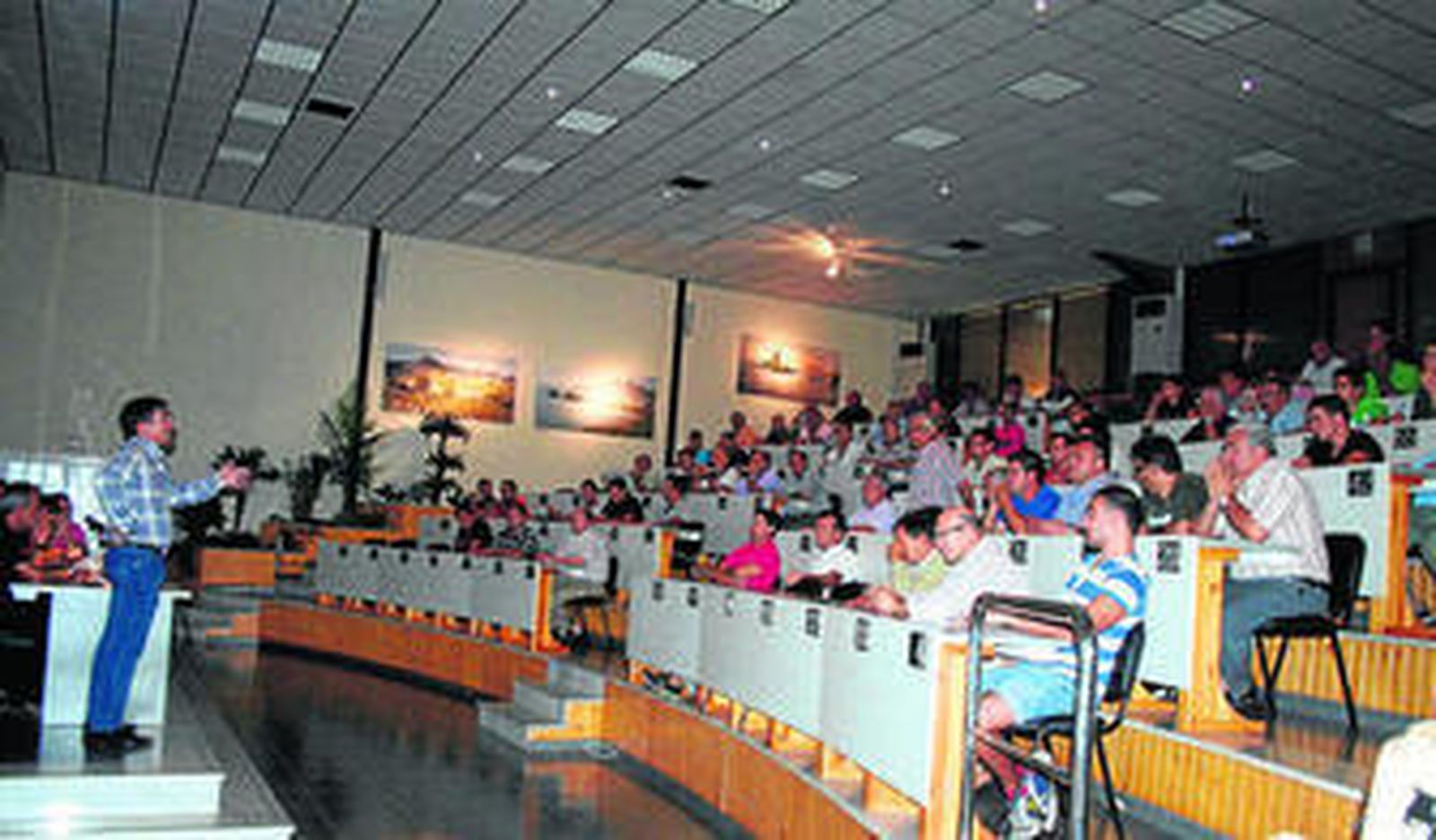 José María Andújar se dirigió a un buen número de socios para hablarles de la apuesta por el control biológico.
