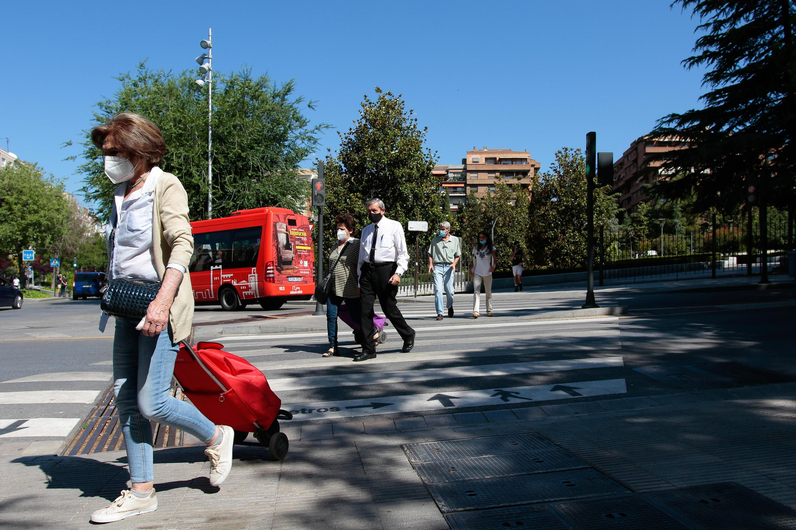 Granadinos de paseo esta mañana cerca del Triunfo