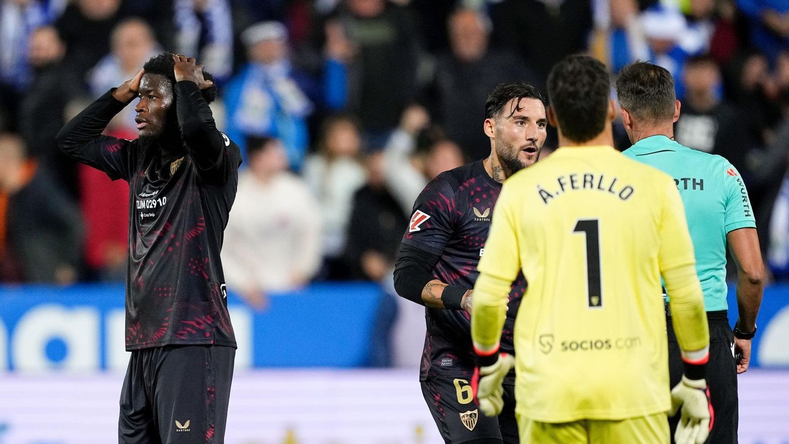 Lucien Agoumé trata de digerir el penalti absurdo que cometió en Leganés.