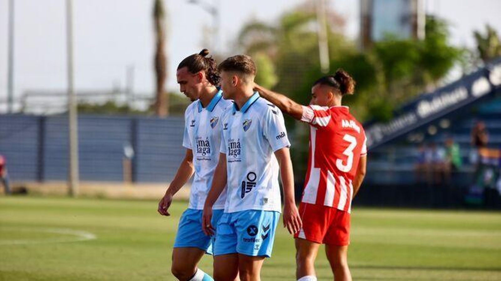 Aarón Romero realiza una indicación ante la presencia de dos futbolistas del conjunto blanquiazul.