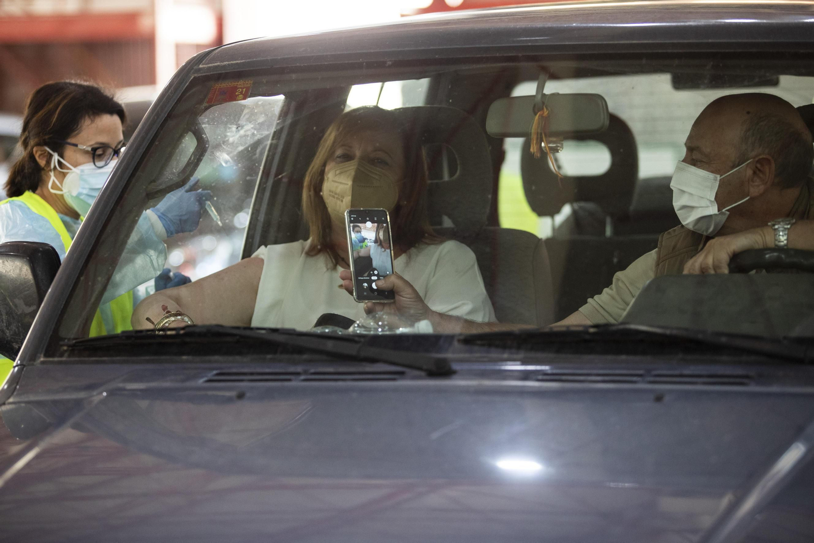 Fotos: así se está vacunando en Granada a los mayores de 60 años