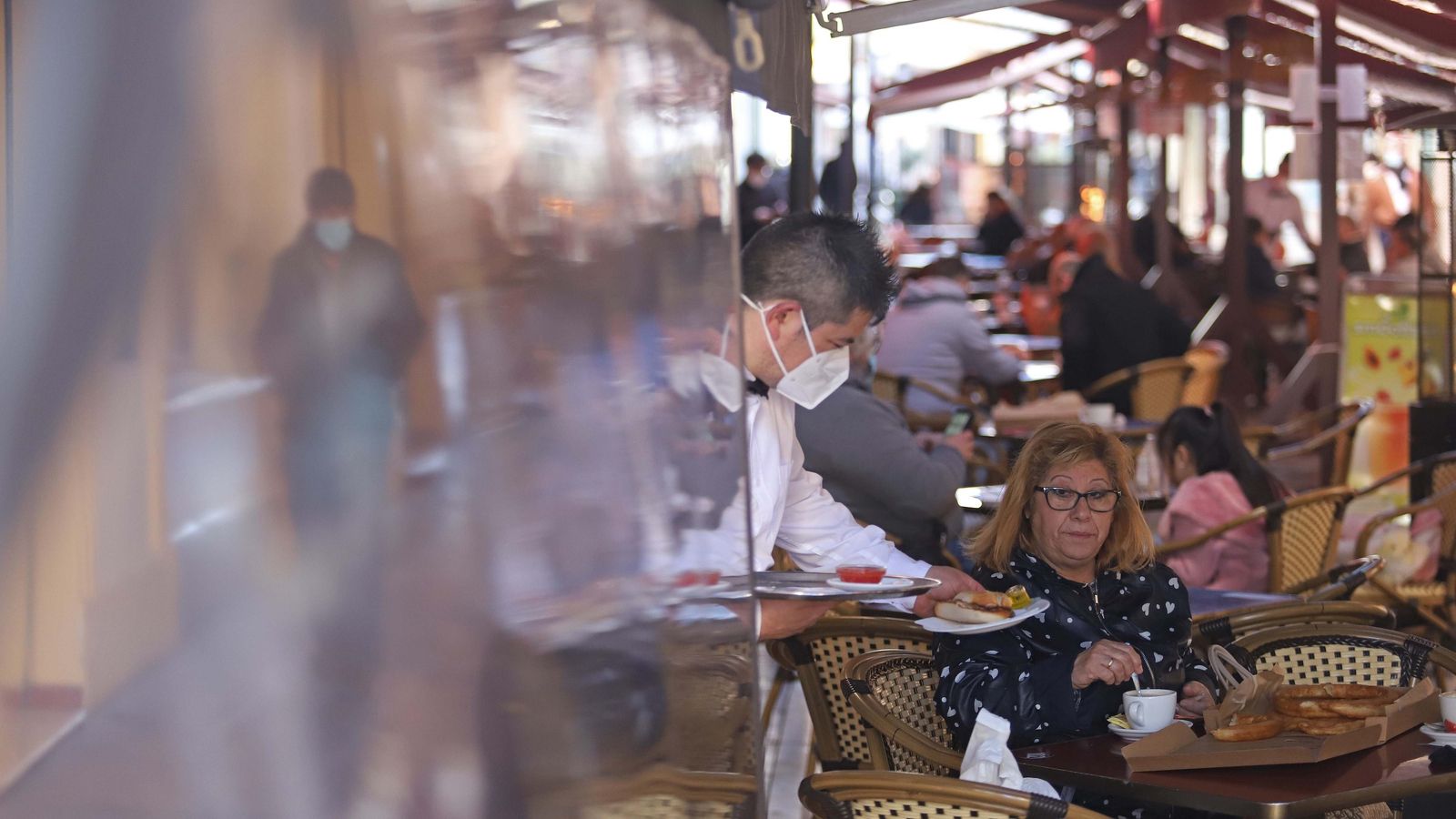 Ambiente en una céntrica terraza de La Línea, el día de Año Nuevo.