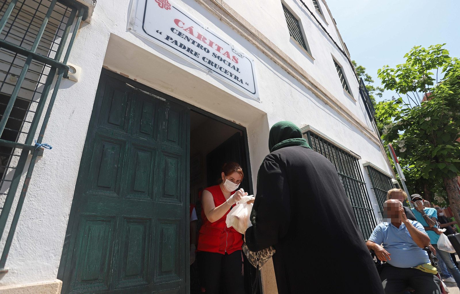 Un reparto de comida en el Centro Social Padre Cruceyra.