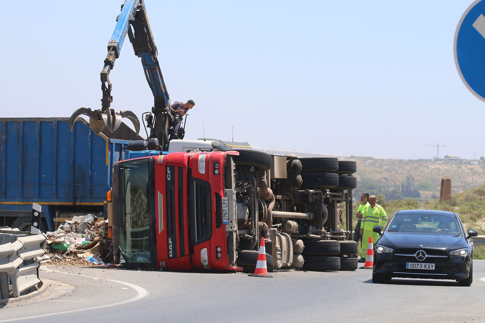Vuelca un camión en la rotonda de la fábrica de Briseis