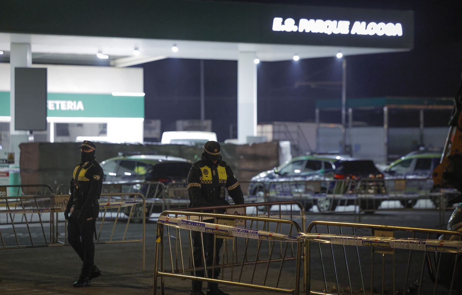 El derribo de la gasolinera de Alcosa, todas las fotos