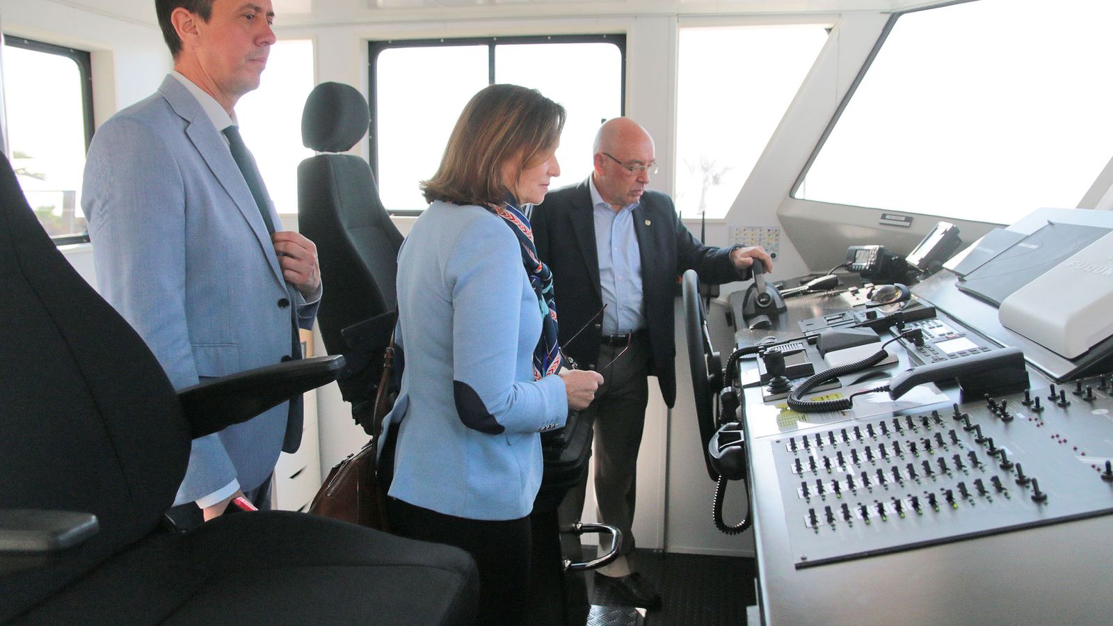 Artime y Martín reciben explicaciones técnicas en el puente de mando.