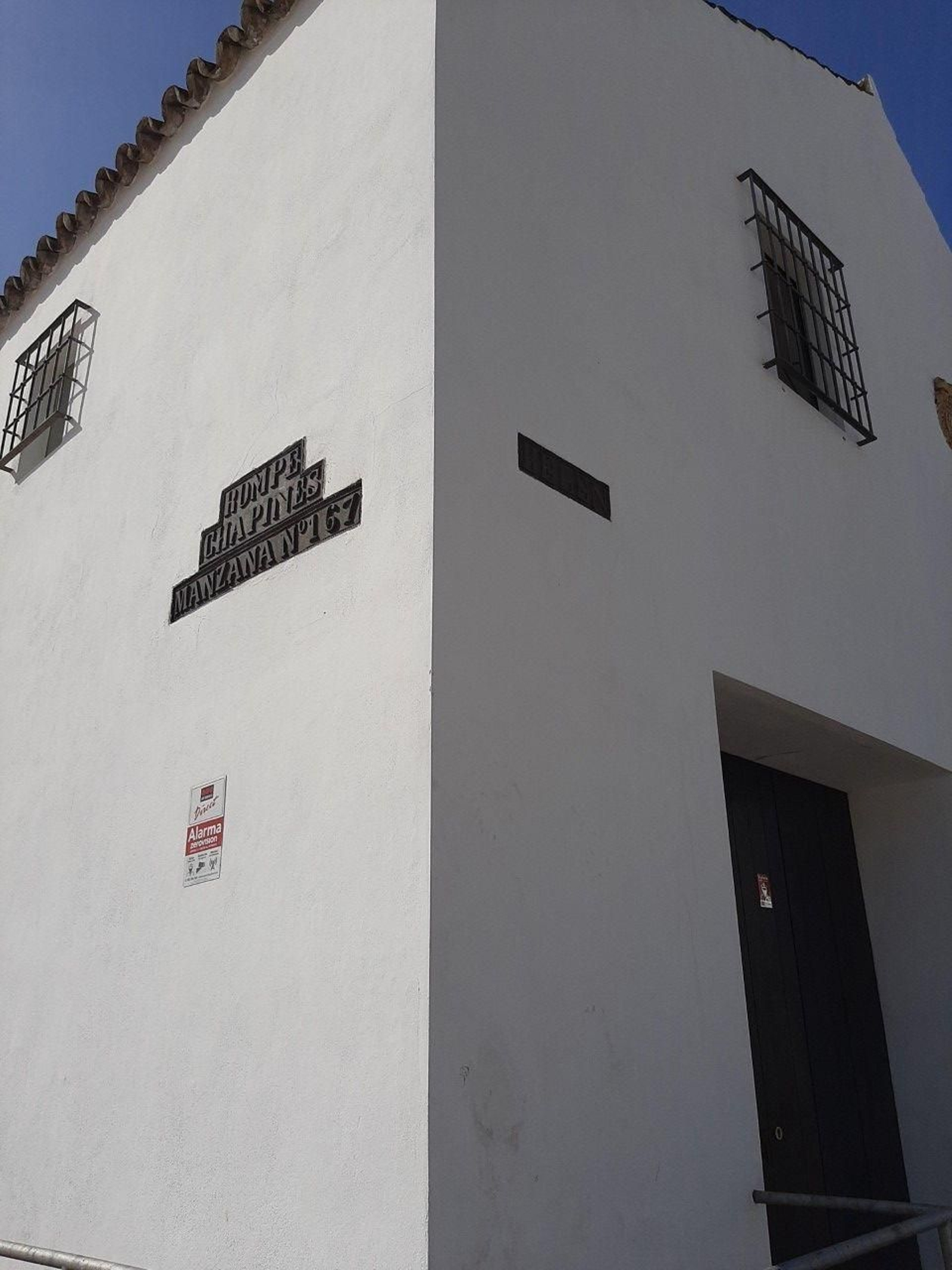 Tres rótulos pintados de forma incorrecta.