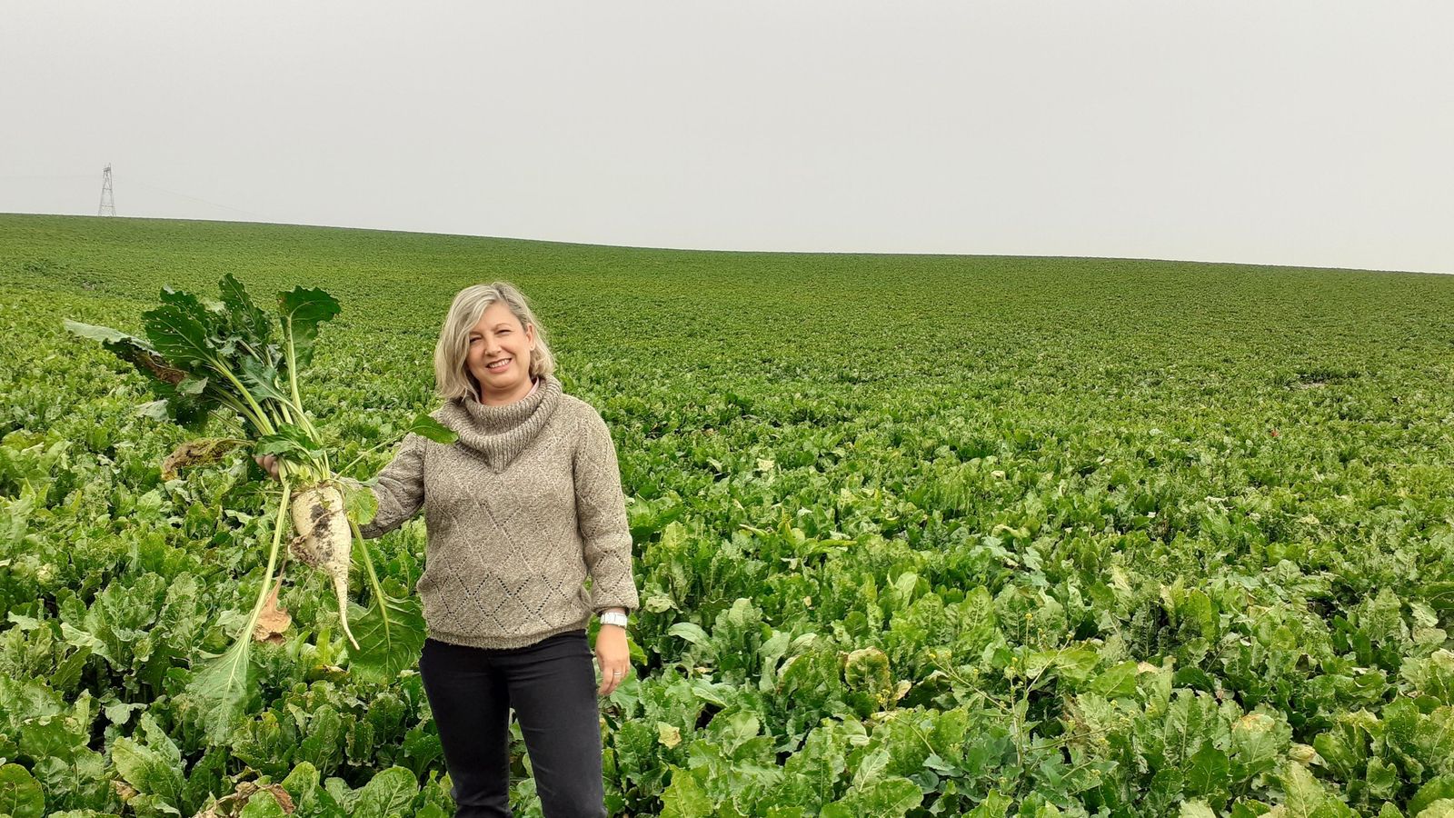 Ana García Zamarreño sujeta un manojo de remolachas