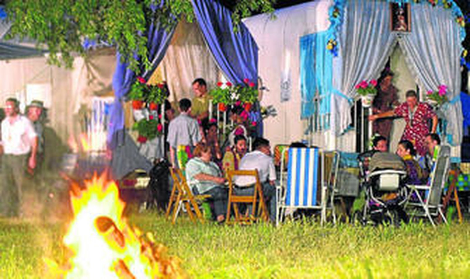 Una imagen de archivo de una hermandad del Rocío acampada para pasar la noche en el término municipal de Aznalcázar.