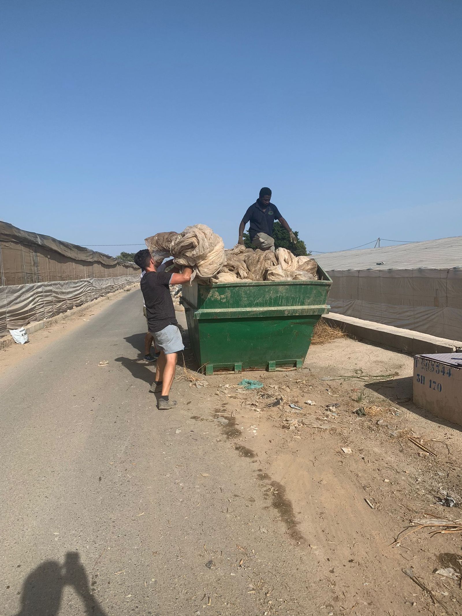 Dos vecinos limpiando el Camino Sifón