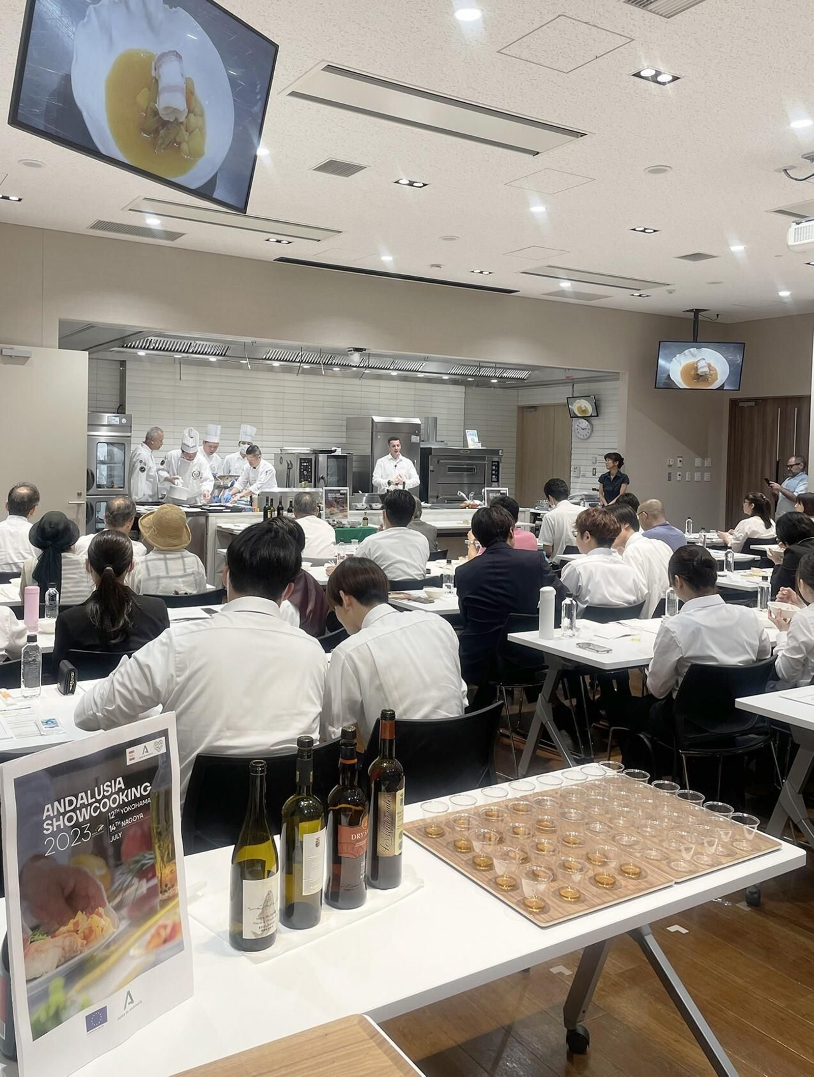 Asistentes a uno de los showcookings con vinos de las bodegas del Marco de Jerez en primer plano. Asistentes a uno de los showcookings con vinos de las bodegas del Marco de Jerez en primer plano.