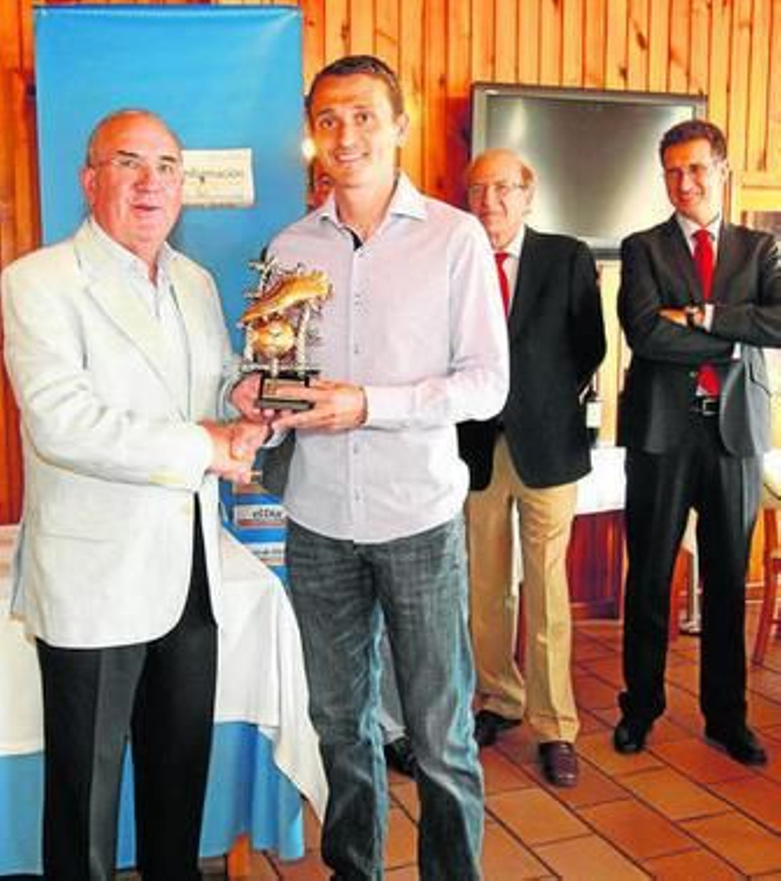 José Rivero, de Juguetoon, entrega a Matamala el premio a la regularidad, a la izquierda. Pelayo Bentavol, de Paulapesca, premia a Alexander como el más rápido de la temporada del Recre.