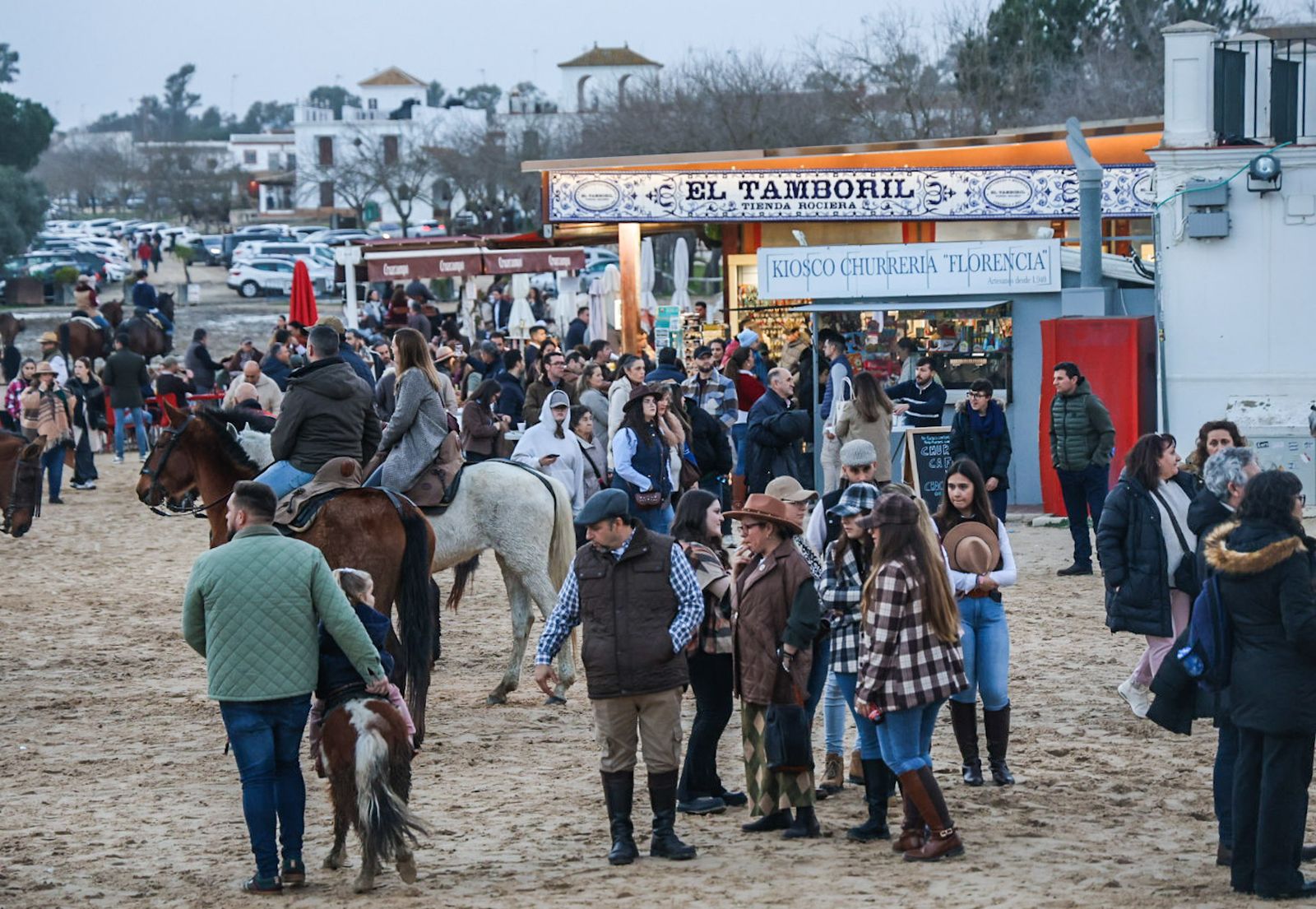 Fotografías de ambiente y del rezo del Rosario por el entorno de la Ermita de la Virgen del Rocío con motivo de la Candelaria