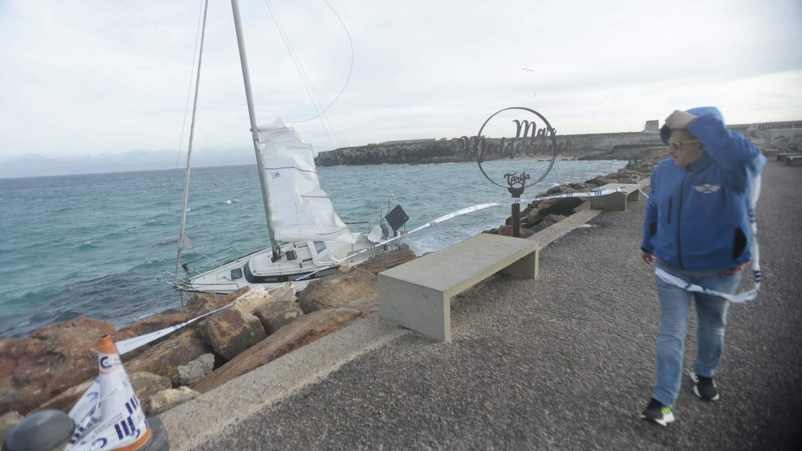 Las fotos del velero encallado en la playa chica de Tarifa