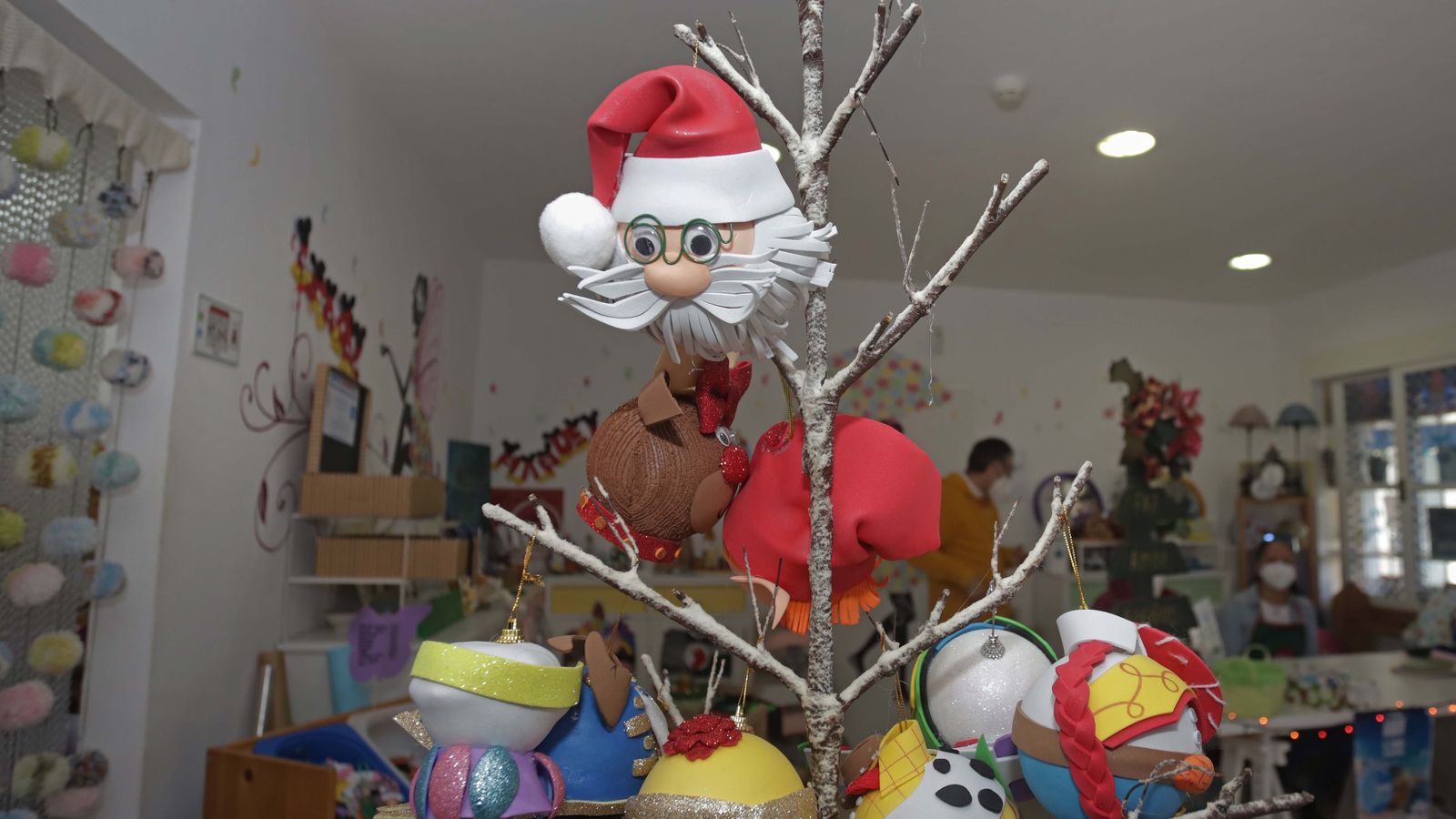 Venta de productos navideños solidarios de Apadis en Algeciras