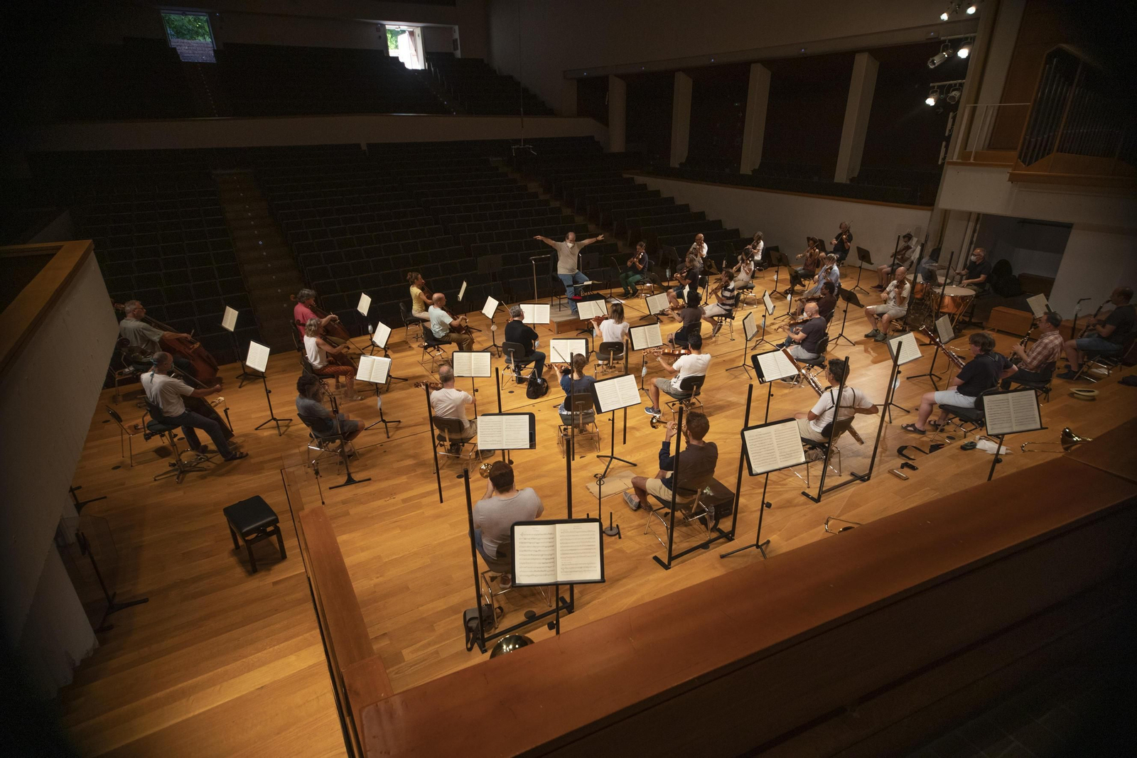 Fotos del primer ensayo de la Orquesta Ciudad de Granada tras la crisis del Covid-19