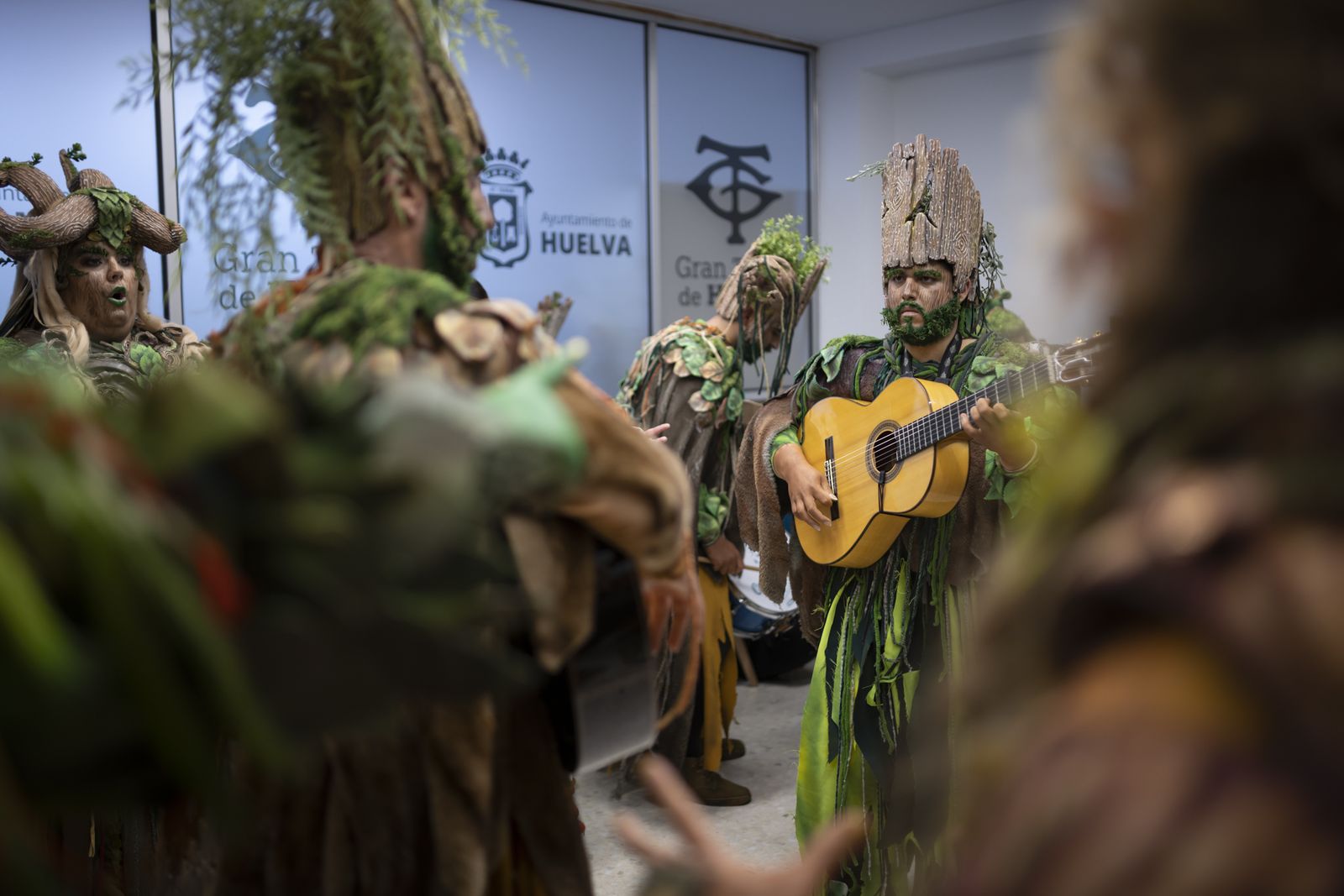 Imágenes de la actuación de la comparsa de Huelva "La vieja verde" en el Carnaval Colombino