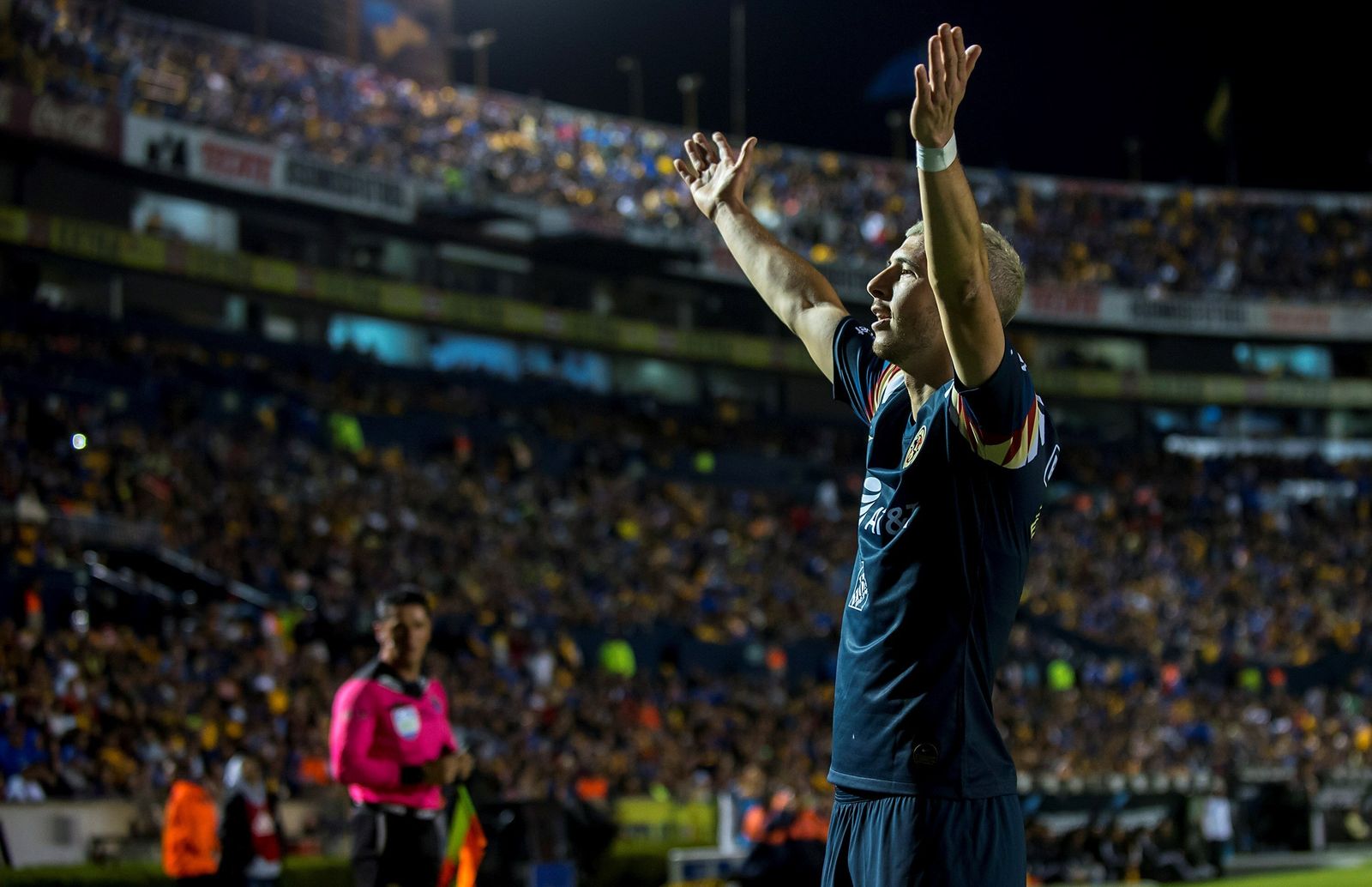 Guido Rodríguez festeja un gol con América.