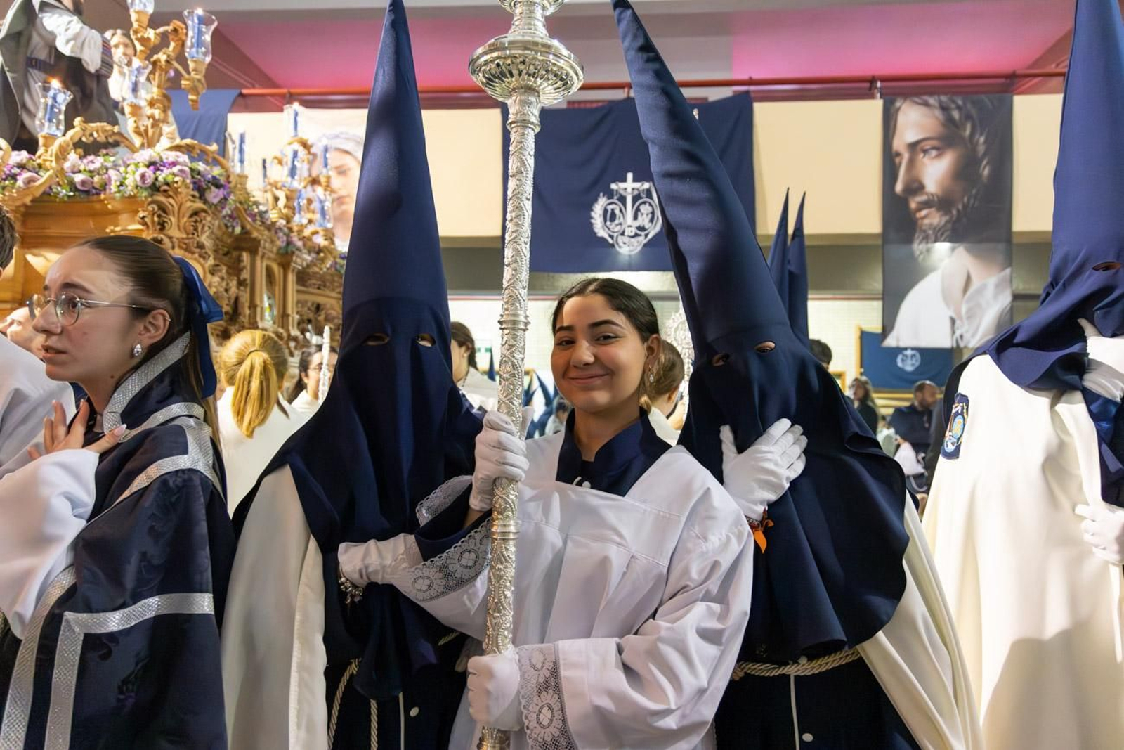 La temida lluvia impide el desarrollo normal de este Martes Santo