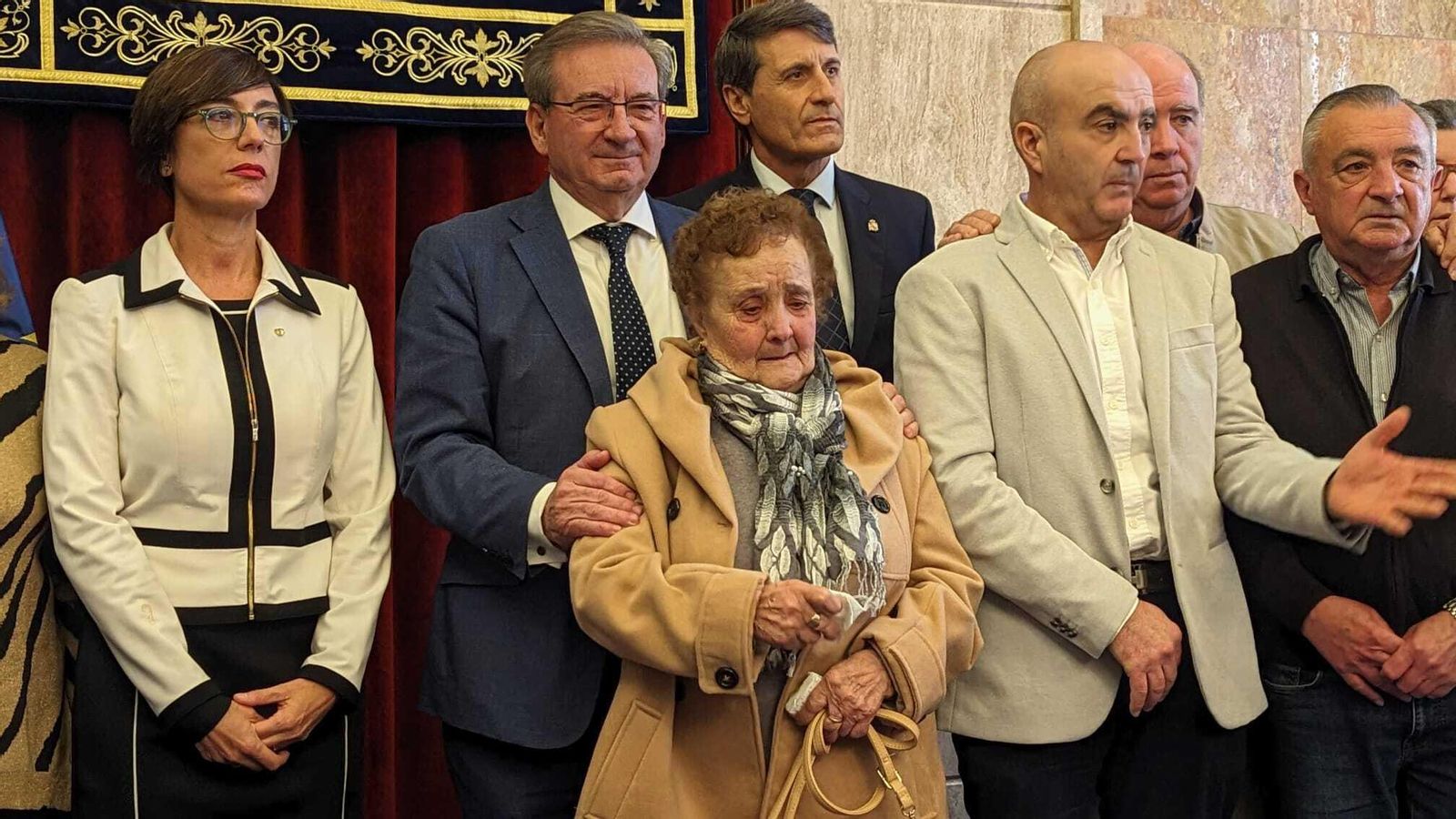 En el centro, la madre de Juan Mañas.