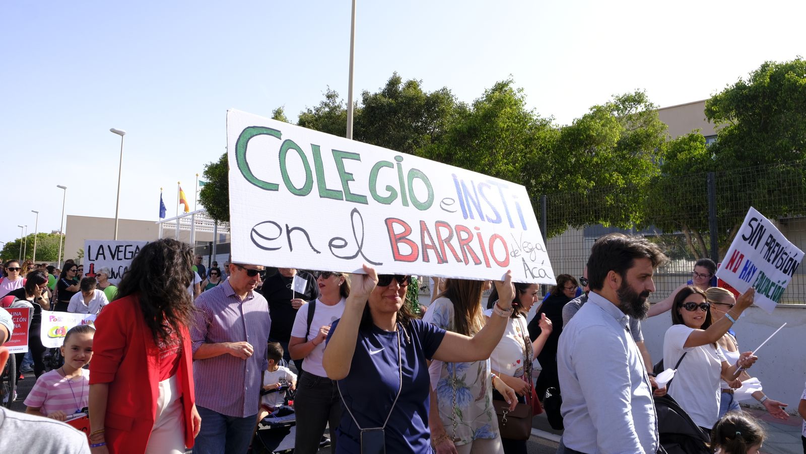 Imágenes de la manifestación de padres de la Vega de Acá solicitando un colegio nuevo