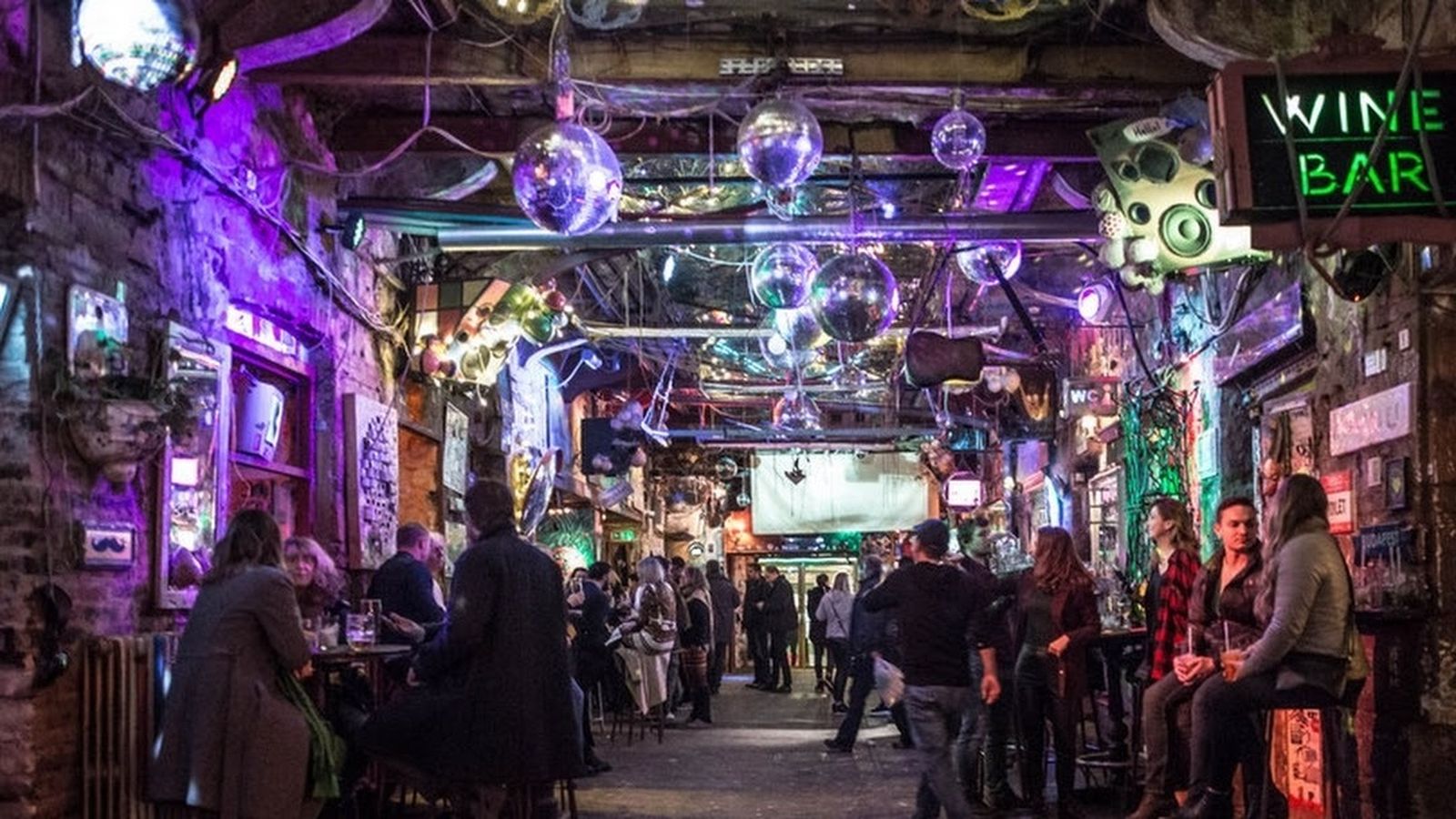 Una de las salas del Szimpla Kert, en Budapest.