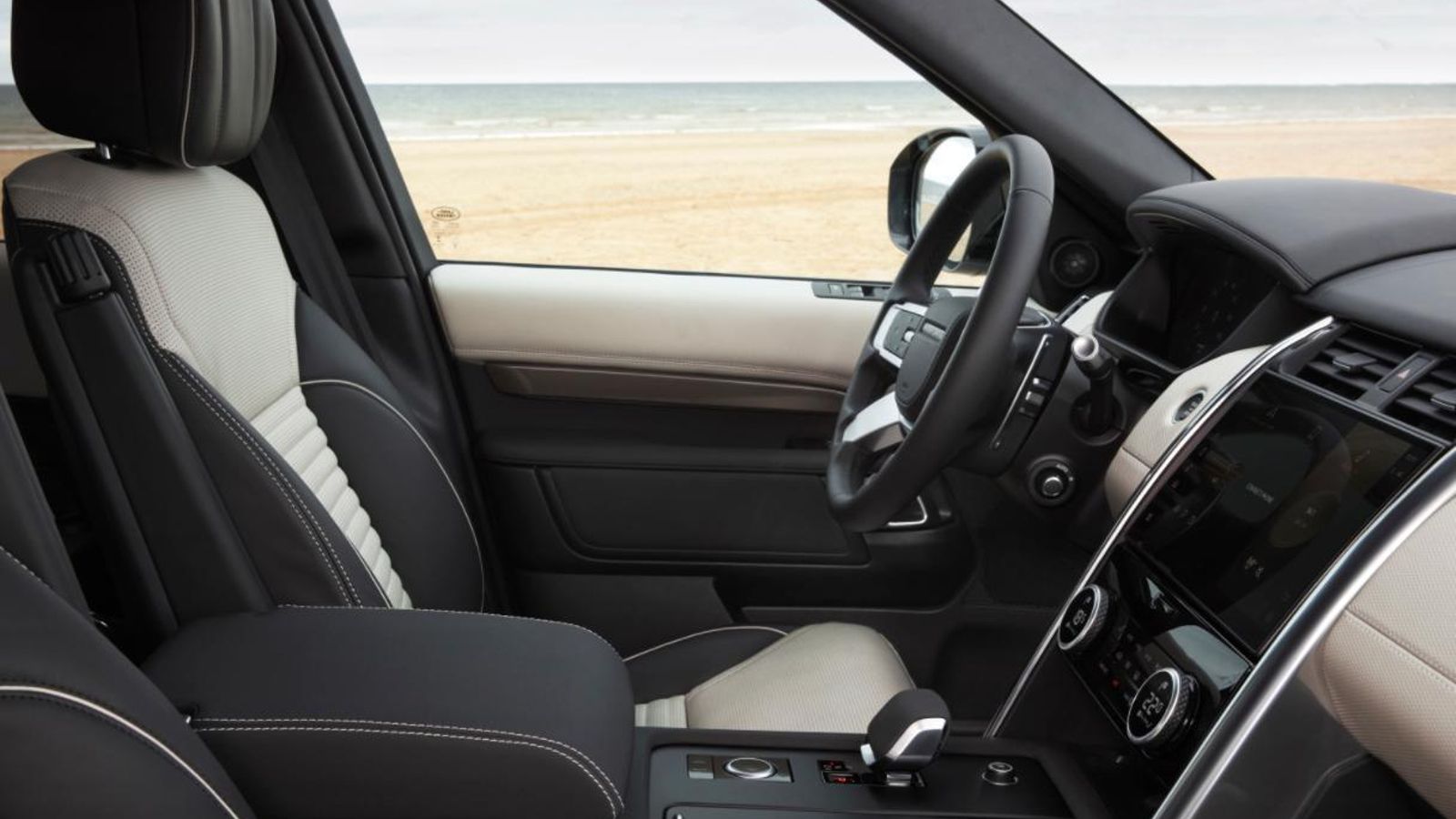 Hay nuevas tapicerías, así como modificaciones en mandos como el del cambio. También es nuevo el volante.