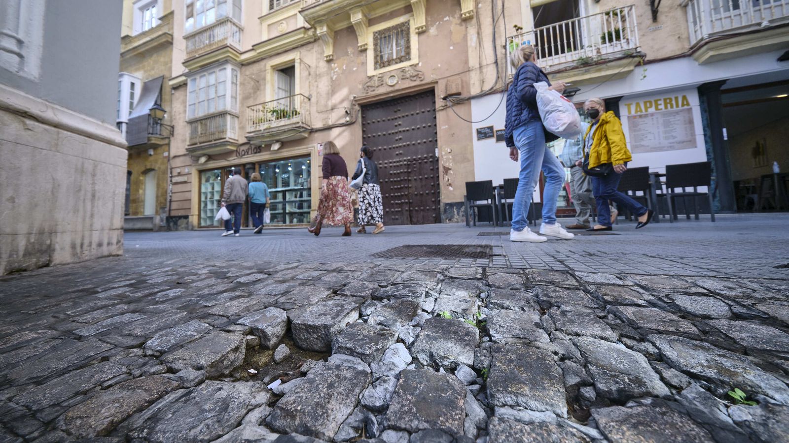 Adoquines que han perdido parte de su fijación en la esquina de San Francisco con Dr. Ramón y Cajal.