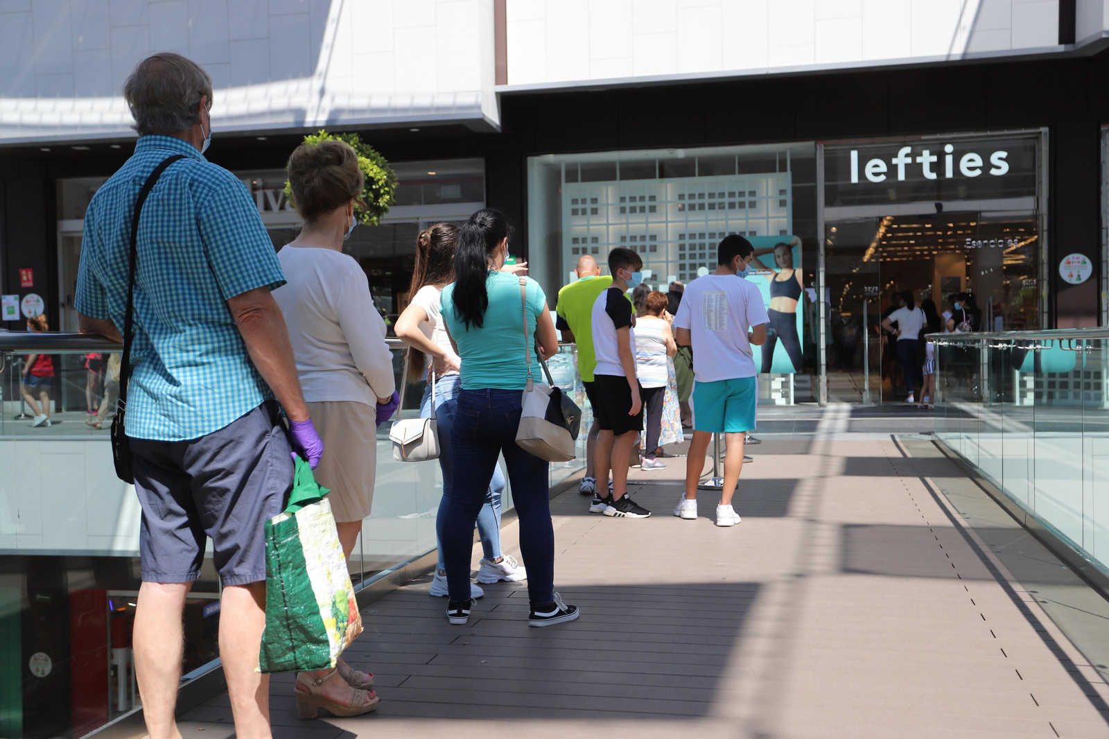Imágenes de la apertura en la fase dos de la desescalada del centro comercial Holea en Huelva