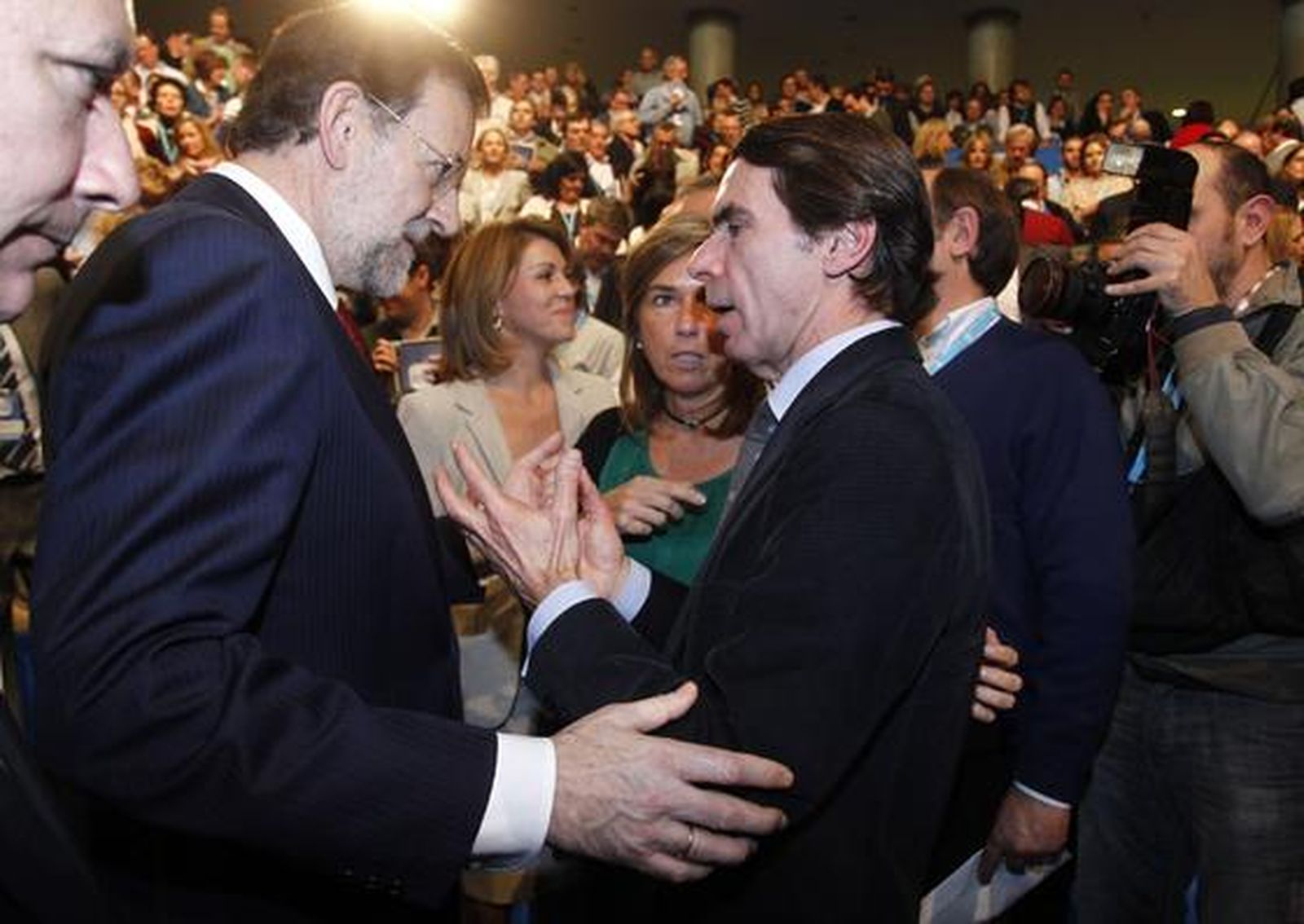 El ex presidente del Gobierno, José María Aznar, conversa junto al número uno del Partido Popular, Mariano Rajoy.

Foto: Antonio Pizarro